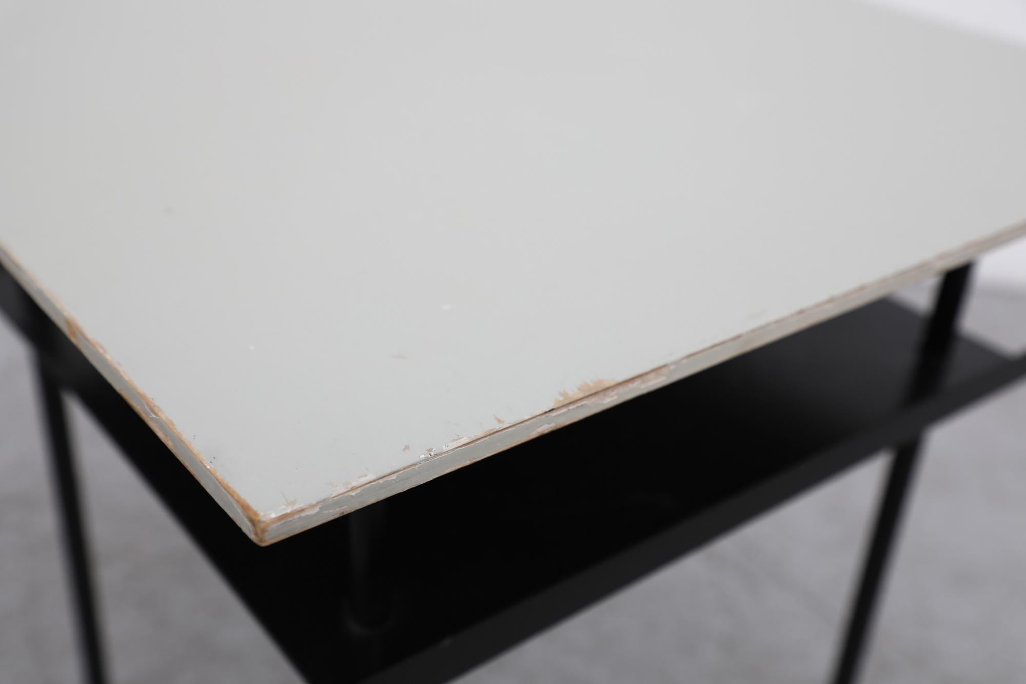 Métal Table d'appoint ou de chevet Rietveld de style Bauhaus avec pieds noirs et plateau en métal gris