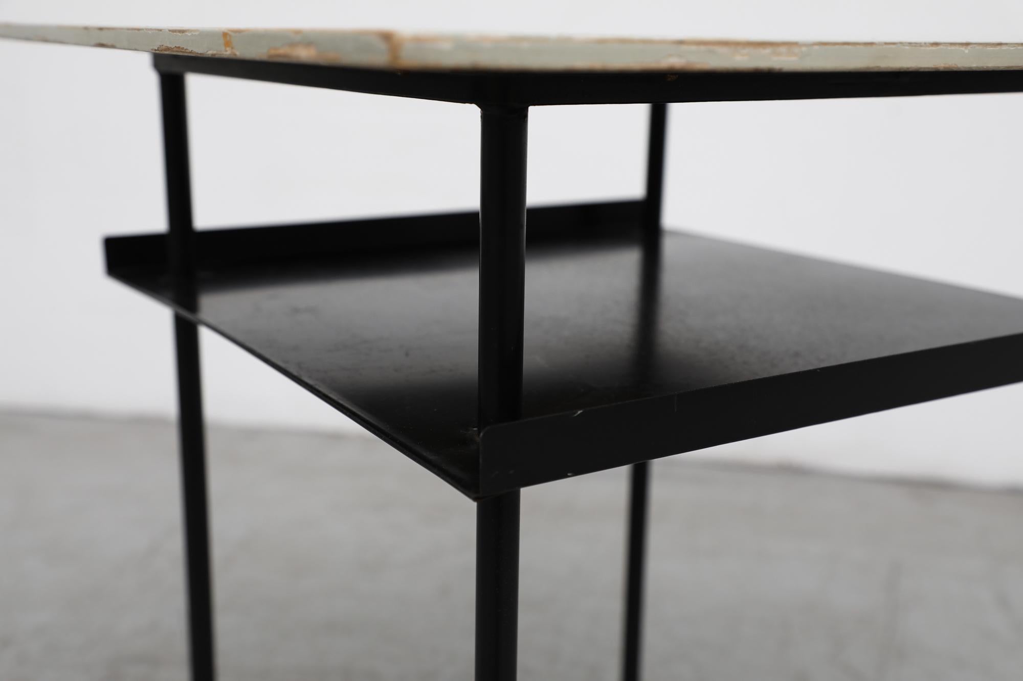 Table d'appoint ou de chevet Rietveld de style Bauhaus avec pieds noirs et plateau en métal gris 1