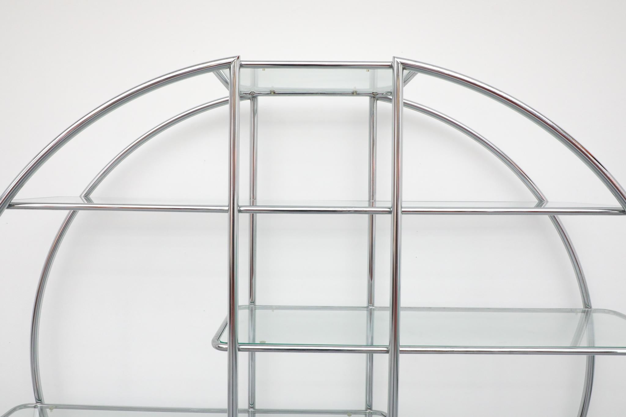Étagère tubolare rotonda in cromo e vetro in stile Bauhaus, metà del XX secolo in vendita 4