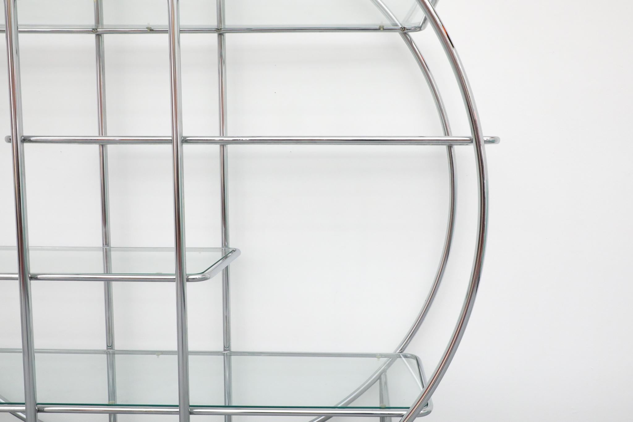 Étagère tubolare rotonda in cromo e vetro in stile Bauhaus, metà del XX secolo in vendita 5