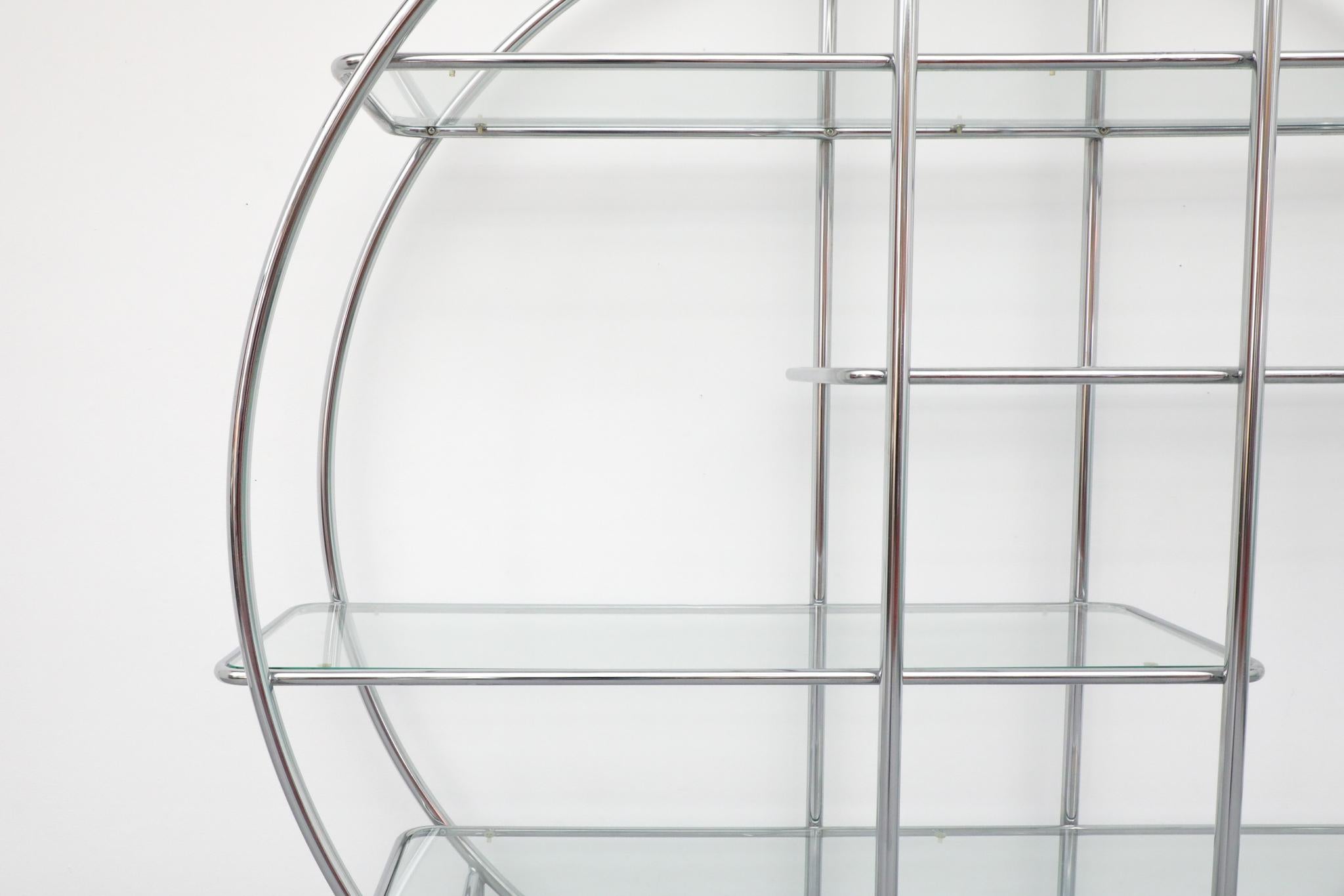 Étagère tubolare rotonda in cromo e vetro in stile Bauhaus, metà del XX secolo in vendita 6