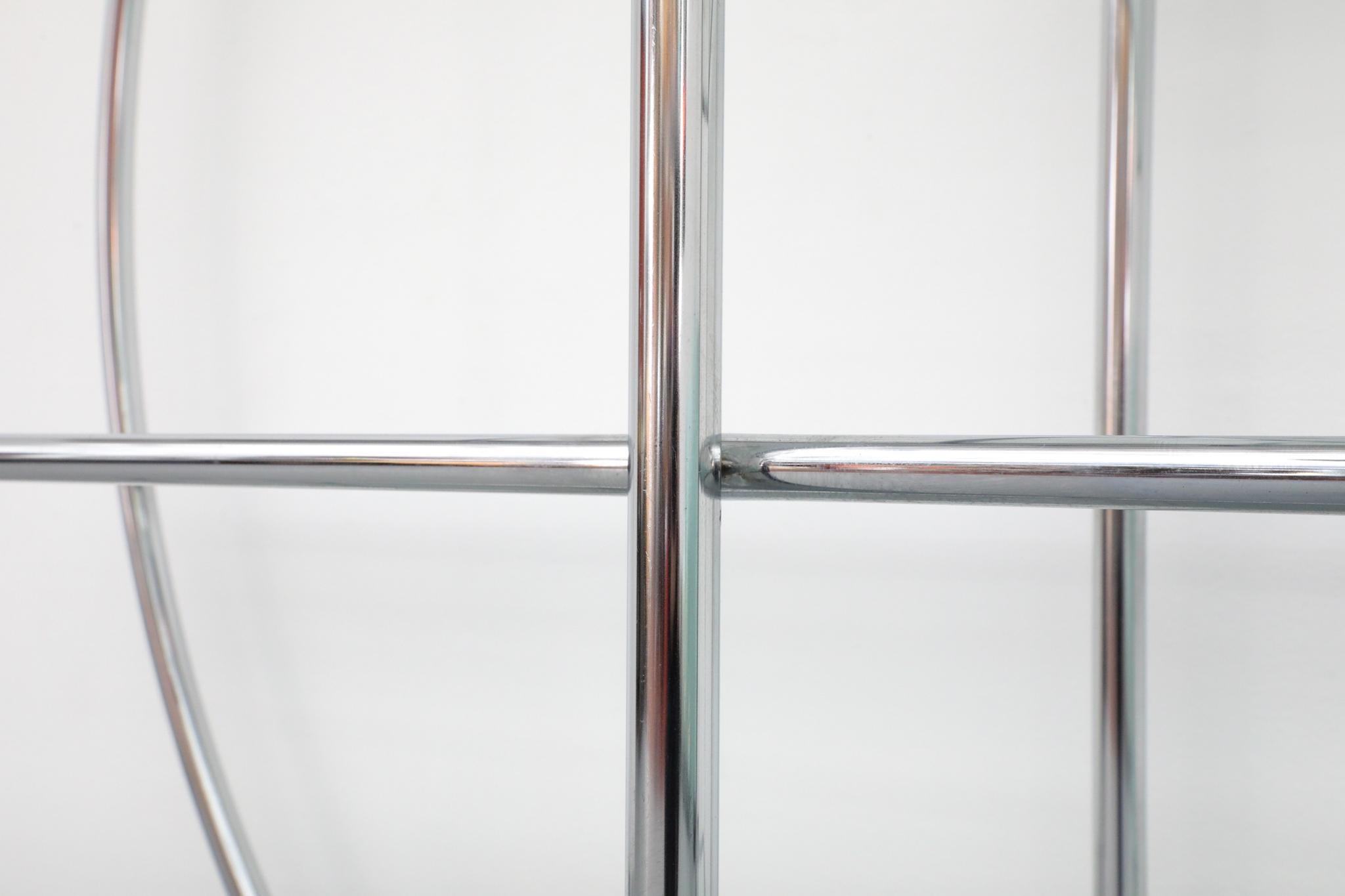Étagère tubolare rotonda in cromo e vetro in stile Bauhaus, metà del XX secolo in vendita 10