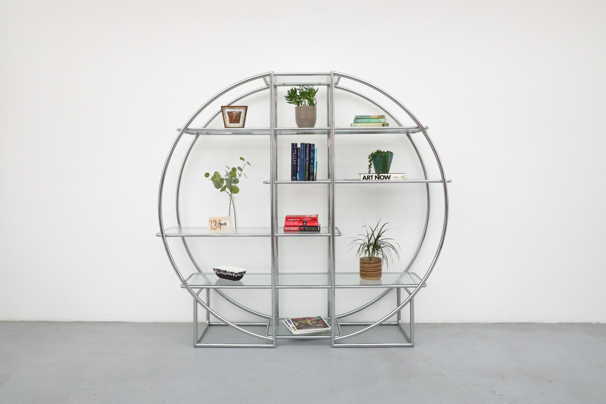 Esempio eclatante e quintessenziale di design in stile Bauhaus, questa étagère rotonda incarna perfettamente l'impegno radicale del movimento verso il funzionalismo, i materiali industriali e la purezza geometrica.

Realizzato con una splendida