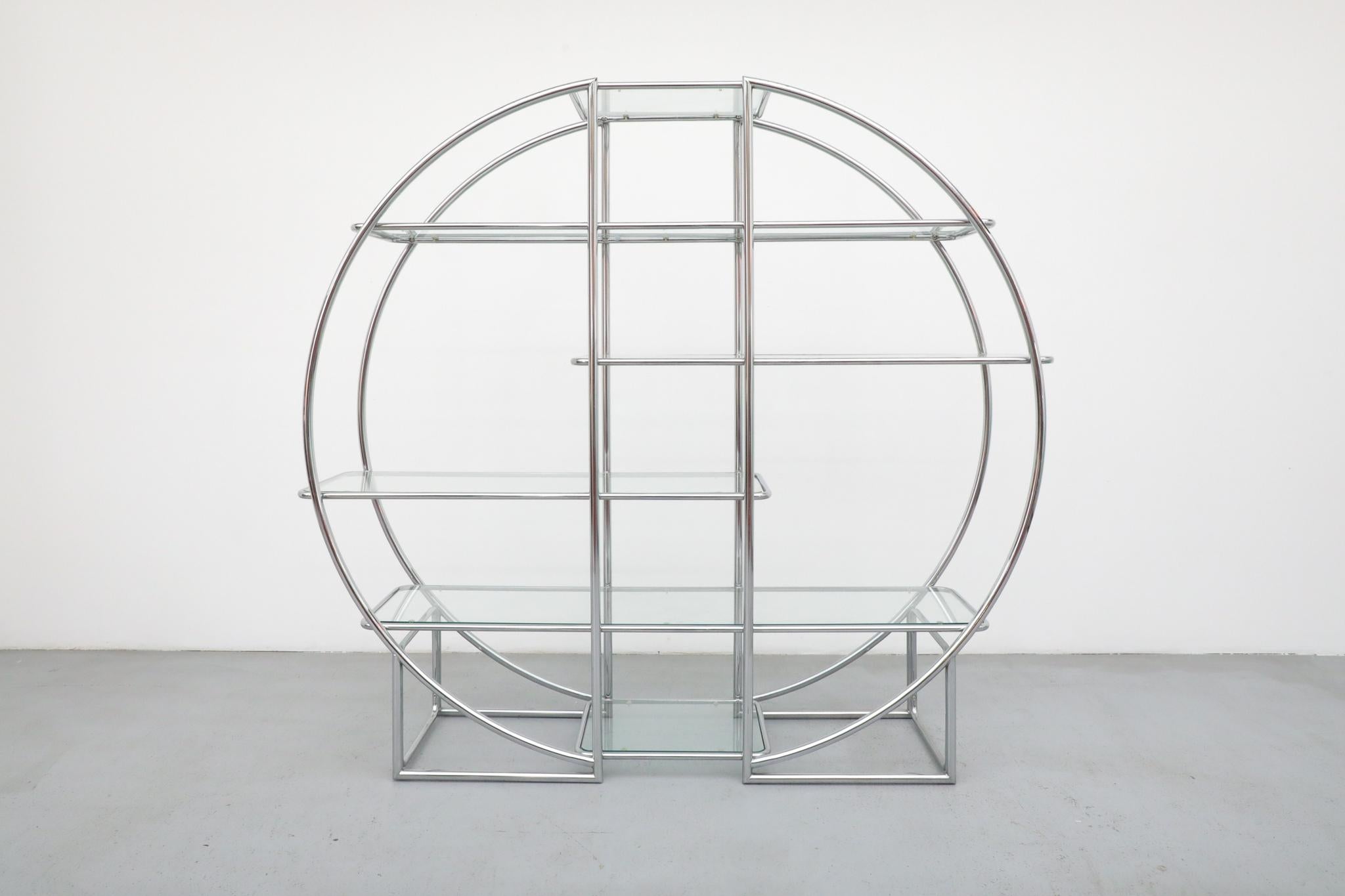 Olandese Étagère tubolare rotonda in cromo e vetro in stile Bauhaus, metà del XX secolo in vendita