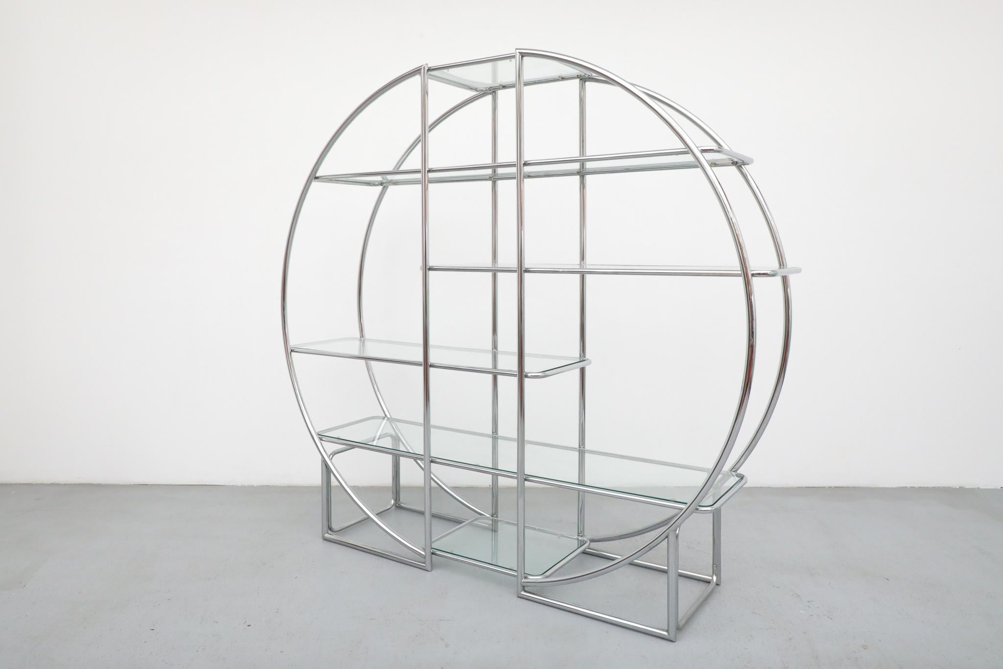 Étagère tubolare rotonda in cromo e vetro in stile Bauhaus, metà del XX secolo In condizioni buone in vendita a Los Angeles, CA