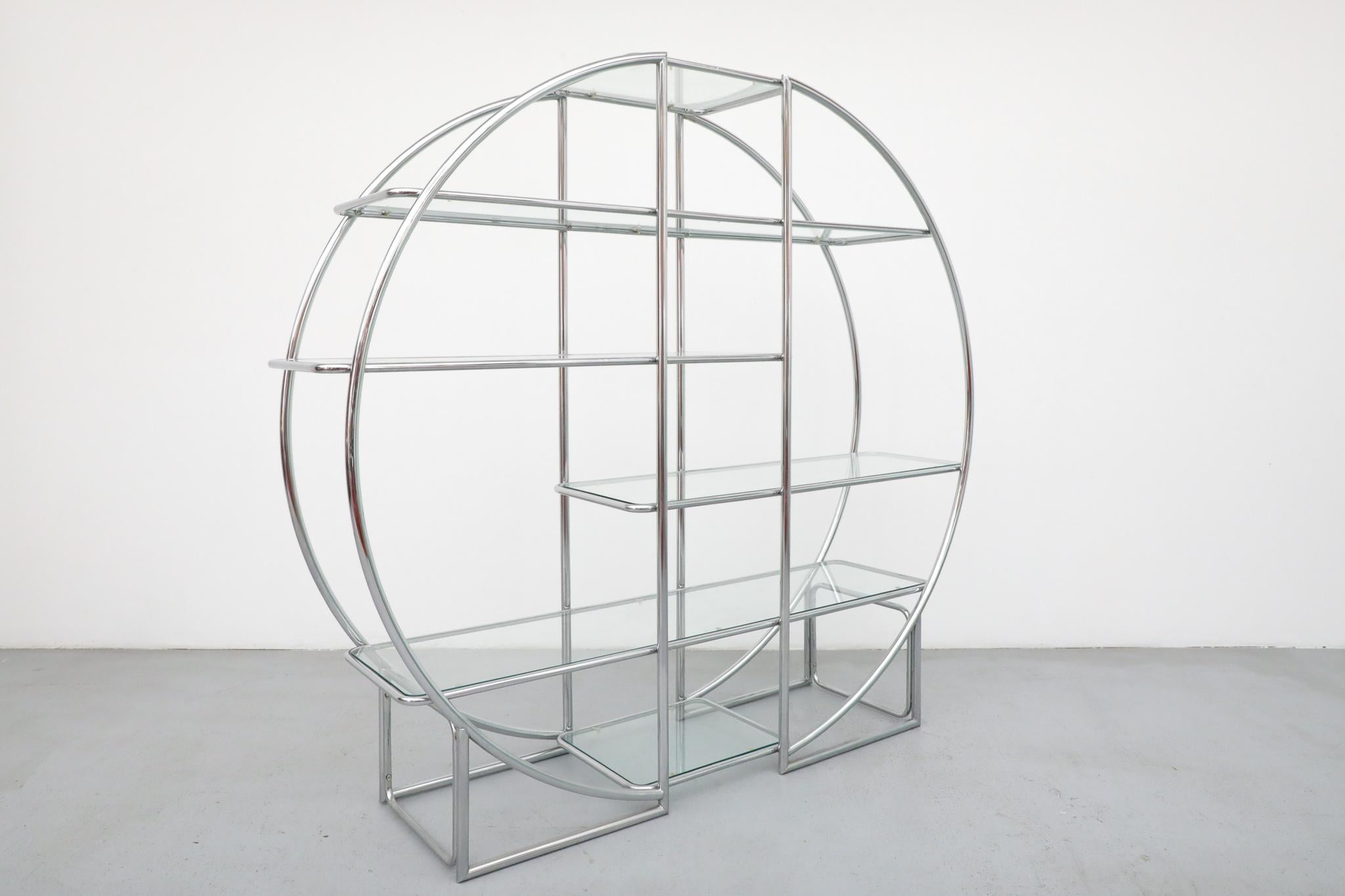 Fine XX secolo Étagère tubolare rotonda in cromo e vetro in stile Bauhaus, metà del XX secolo in vendita