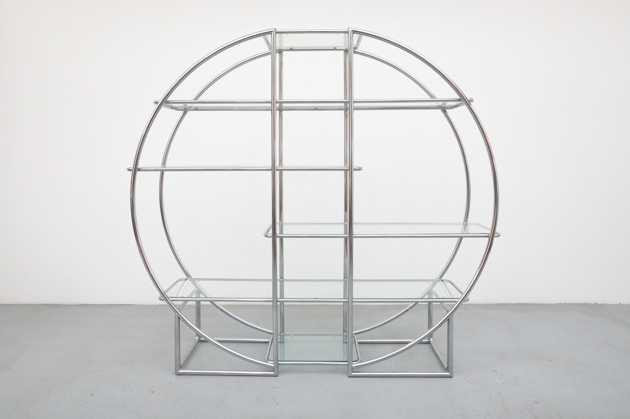 Vetro Étagère tubolare rotonda in cromo e vetro in stile Bauhaus, metà del XX secolo in vendita