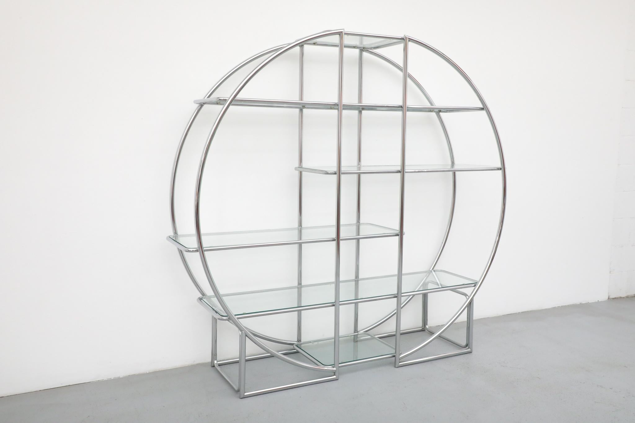 Étagère tubolare rotonda in cromo e vetro in stile Bauhaus, metà del XX secolo in vendita 1