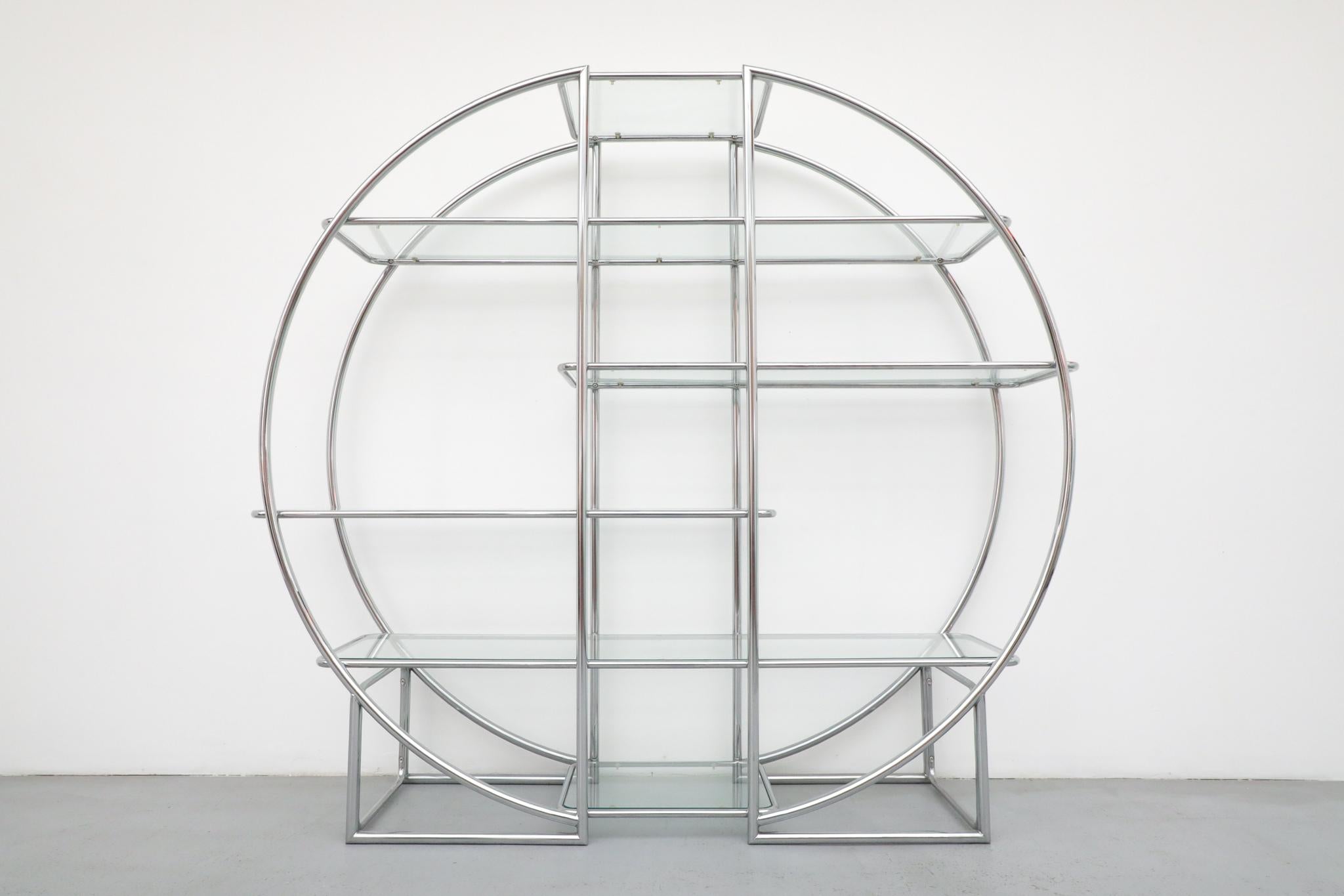 Étagère tubolare rotonda in cromo e vetro in stile Bauhaus, metà del XX secolo in vendita 2