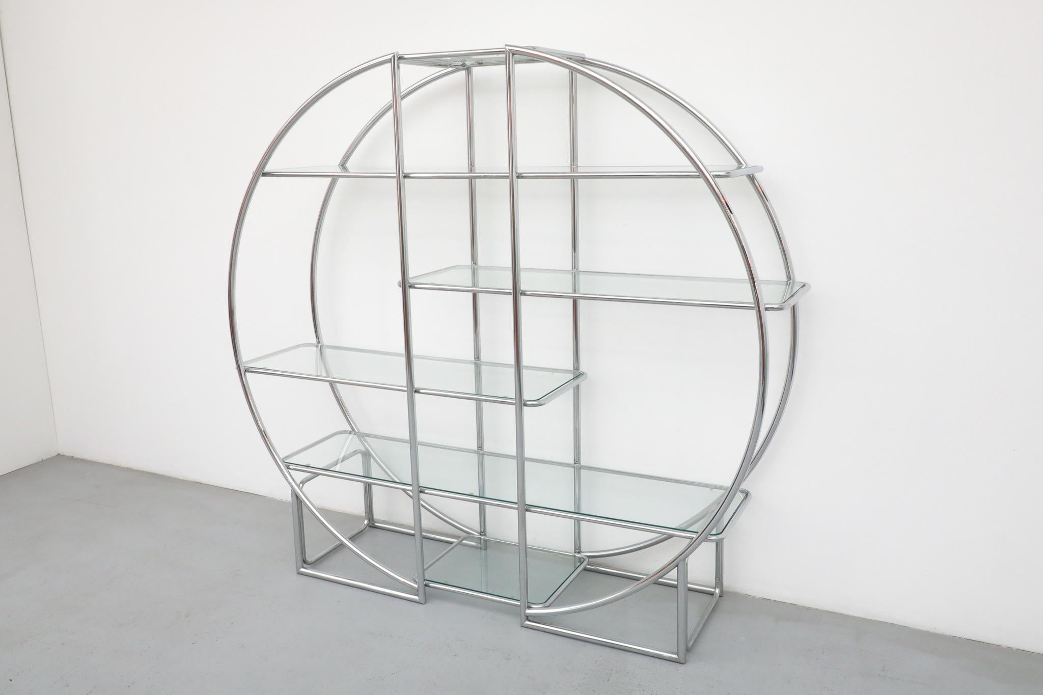 Étagère tubolare rotonda in cromo e vetro in stile Bauhaus, metà del XX secolo in vendita 3