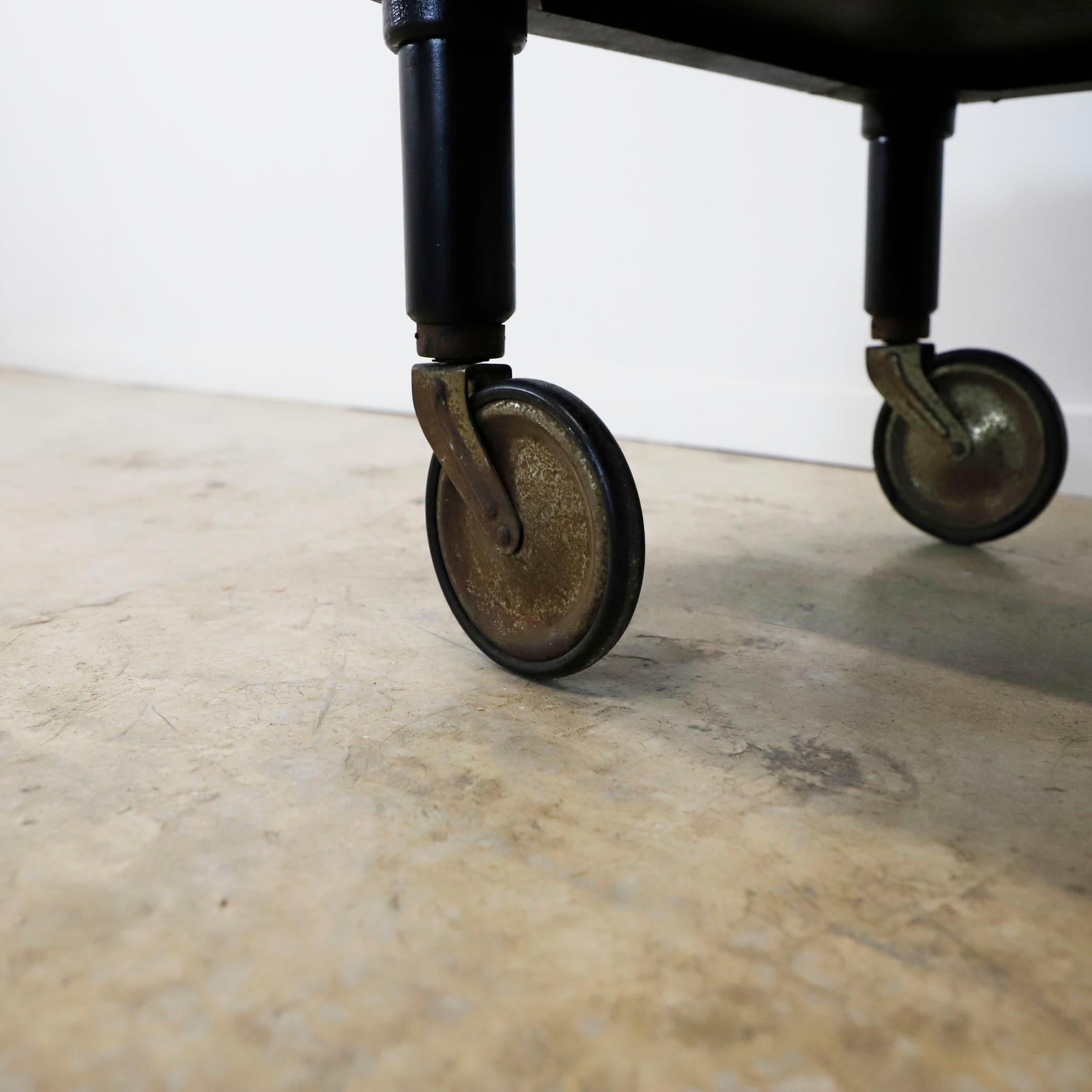 Servierwagen im Bauhaus-Stil im Zustand „Gut“ im Angebot in Mexico City, CDMX