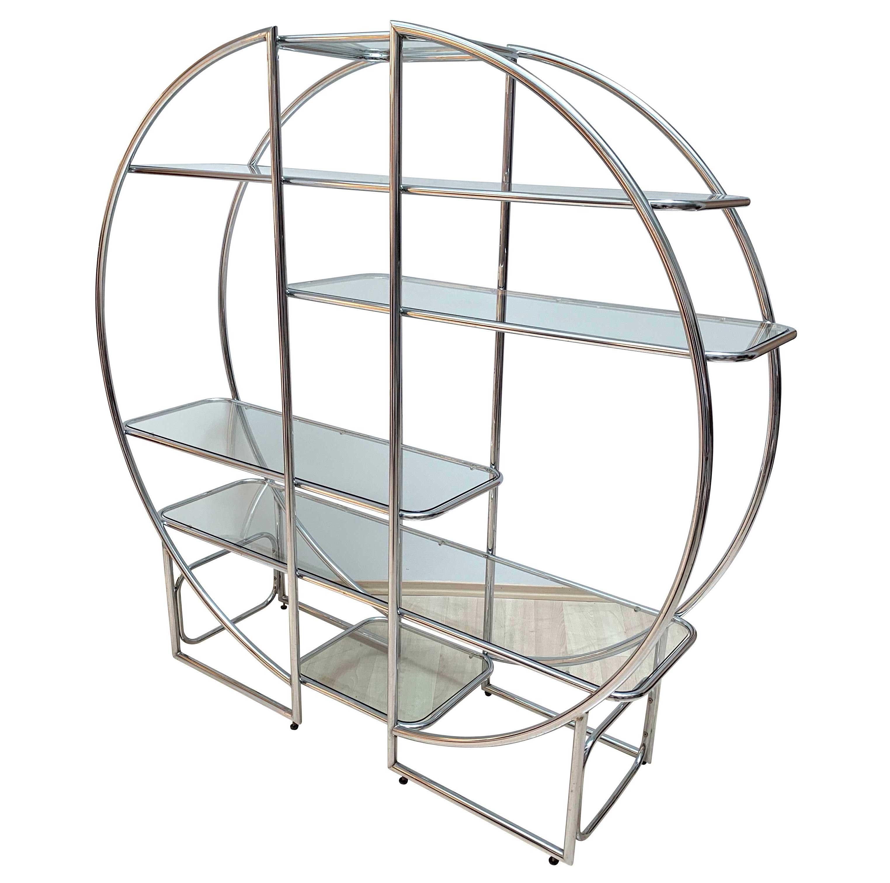 Großes rundes Regal / Etagere im Stil des Bauhauses, aus Deutschland ca. 1950er Jahre (original Design: 1930er Jahre)

Galvanisierte (verchromte) Stahlrohre, Guter Zustand, beim Nachpolieren überpoliert.
6 originale alte Glasplatten,