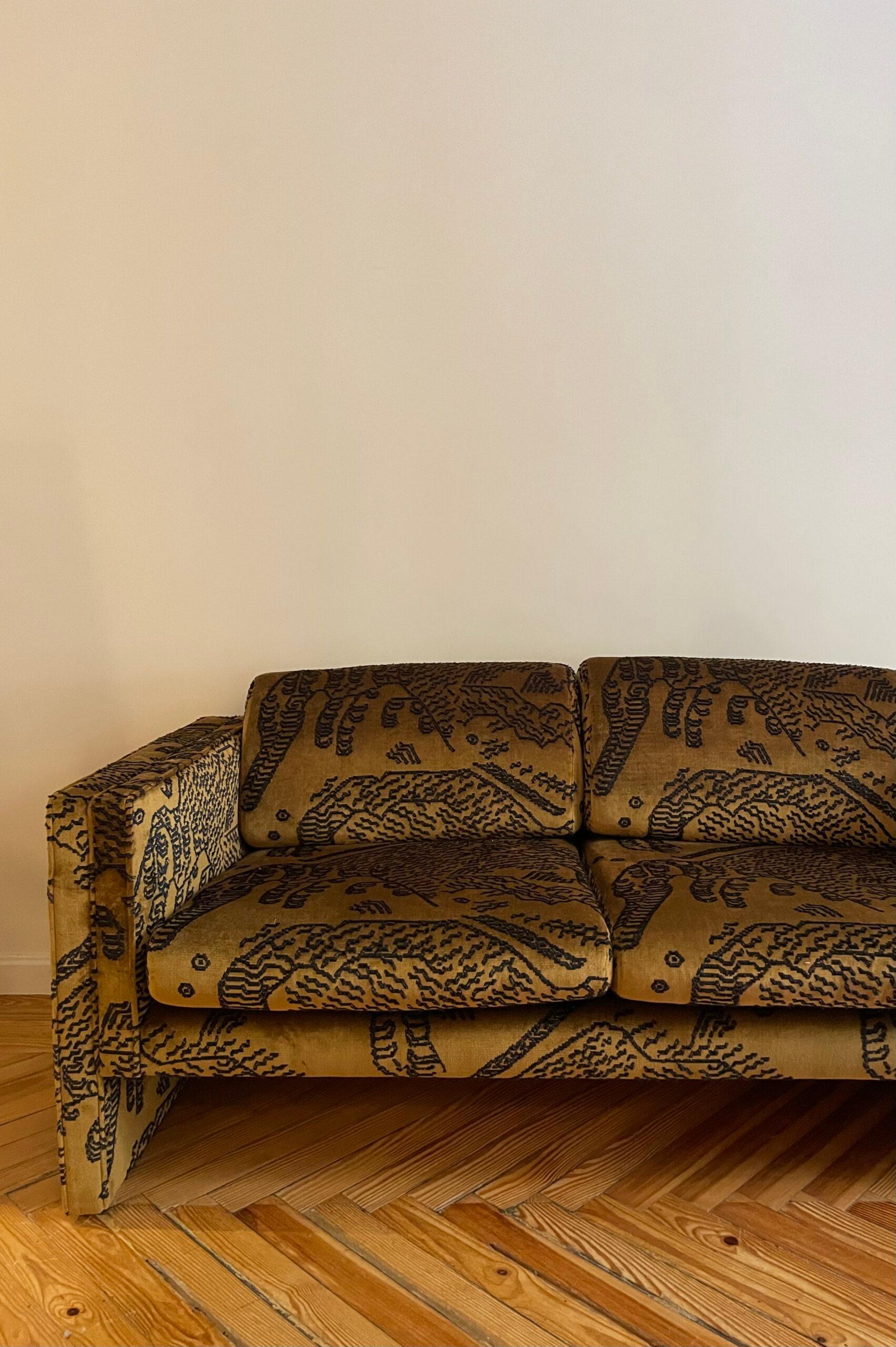 Sofá de 2 plazas Mobilier International, retapizado en tela Tiger Mountain color Fauve de Dedar. Francia, años 60.

Mobilier International fue una importante empresa francesa de muebles que produjo piezas de alta gama para el mercado francés en la