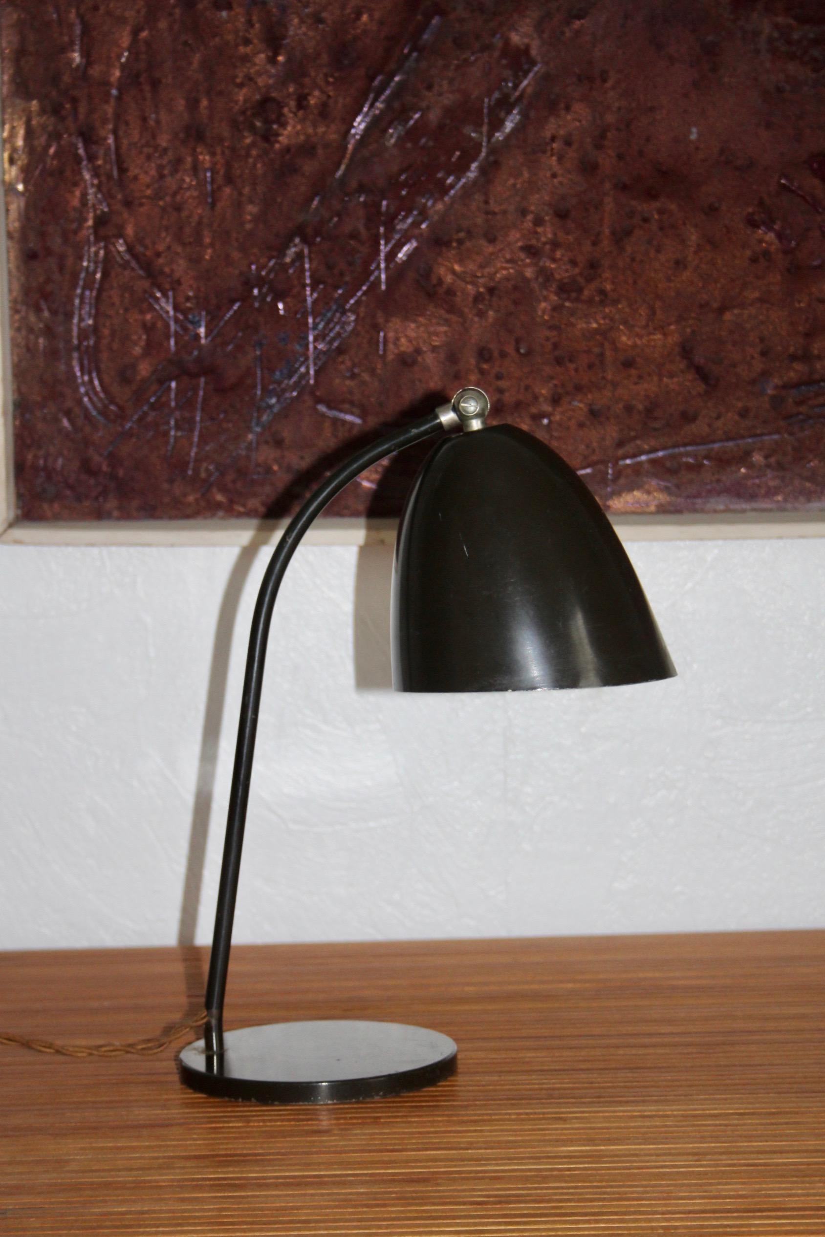 Bauhaus style table lamp In Good Condition For Sale In grand Lancy, CH