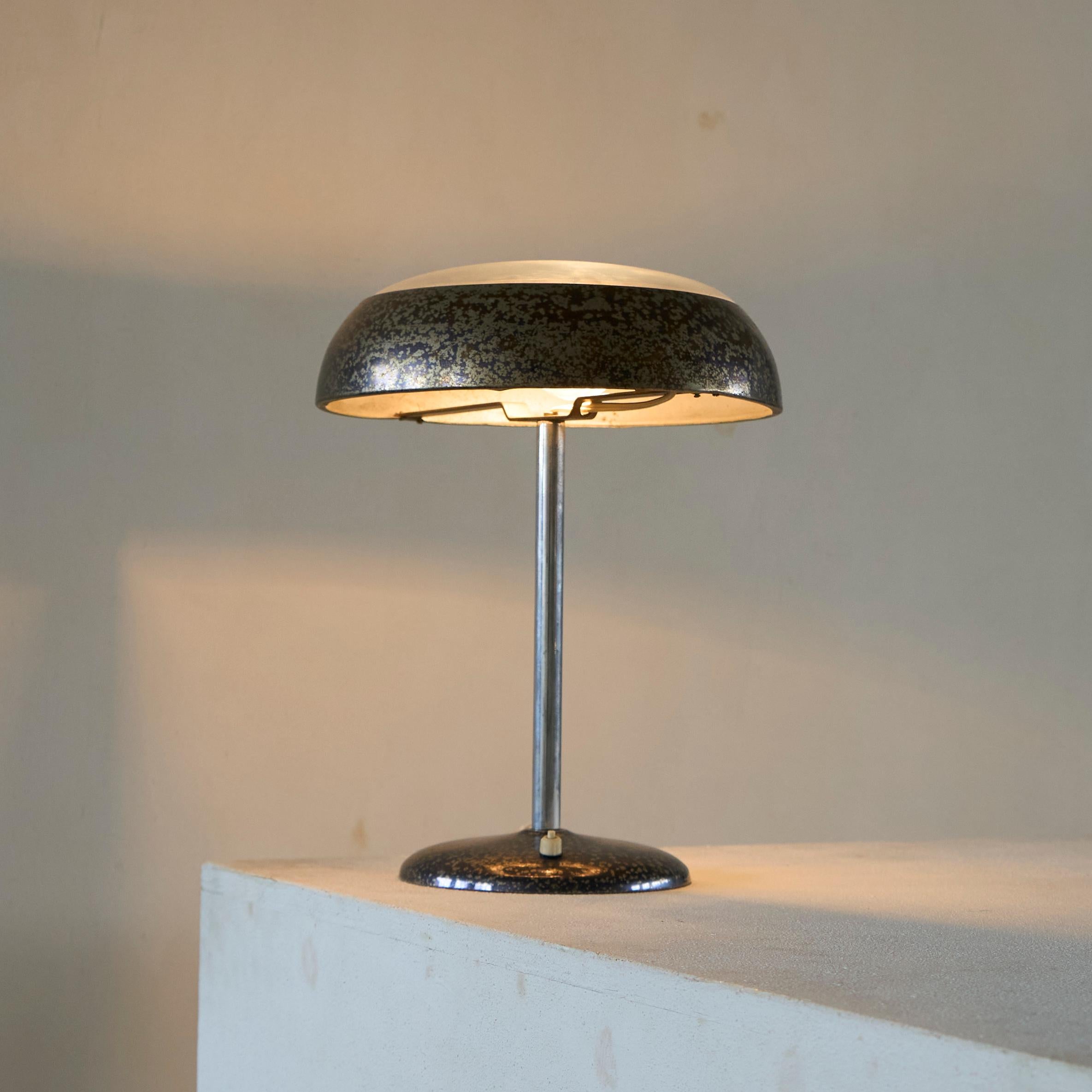 Lámpara de mesa estilo Bauhaus de plata patinada y cristal años 40 en venta 3