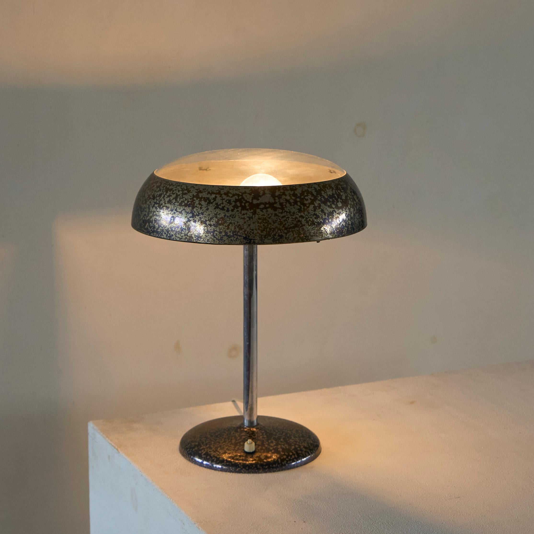 Lámpara de sobremesa estilo Bauhaus de plata patinada y cristal años 40.

Preciosa lámpara de sobremesa o escritorio de estilo Bauhaus, de metal plateado patinado y cristal. Gran combinación de metal y cristal: un diseño sencillo y atemporal. Una