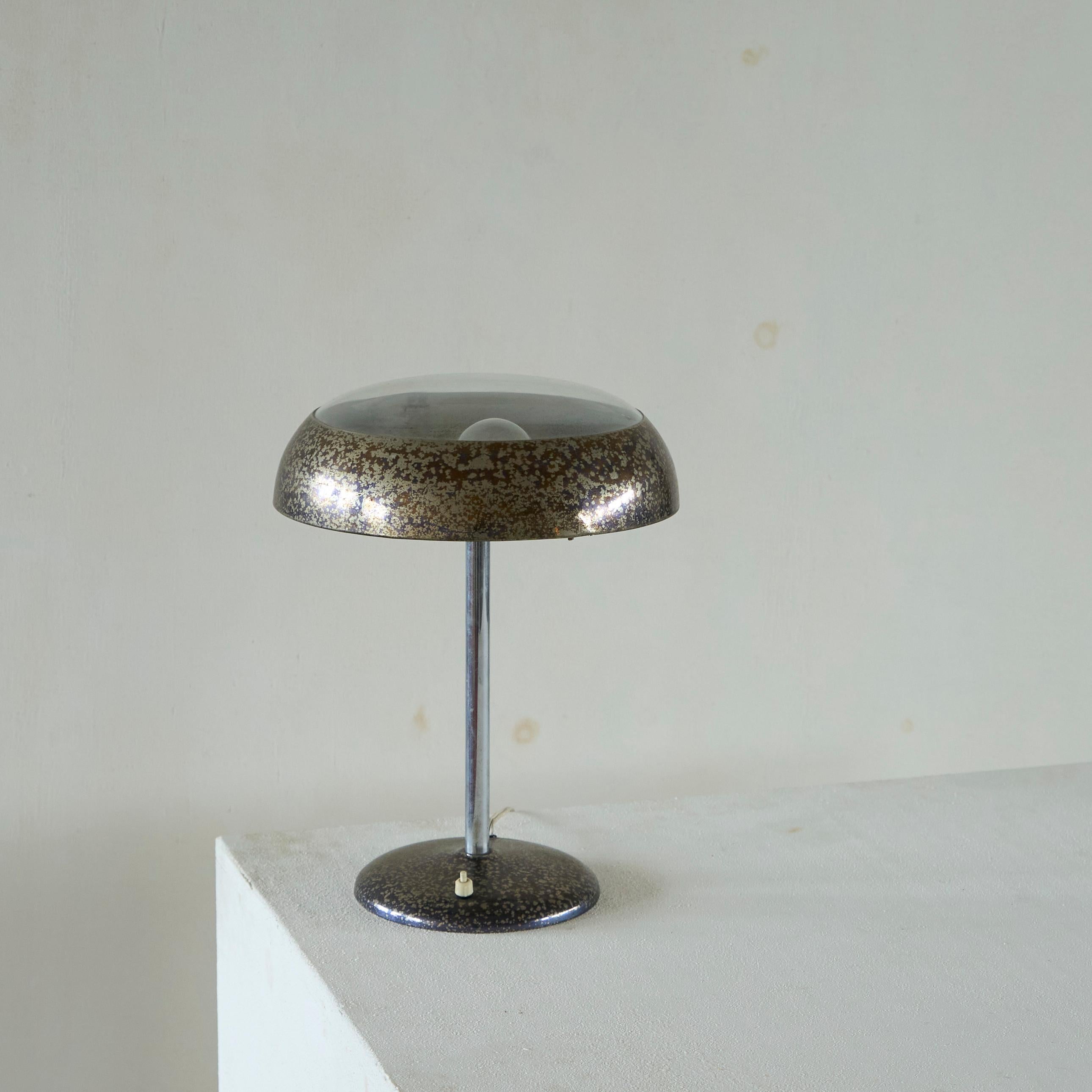 Lámpara de mesa estilo Bauhaus de plata patinada y cristal años 40 Europeo en venta