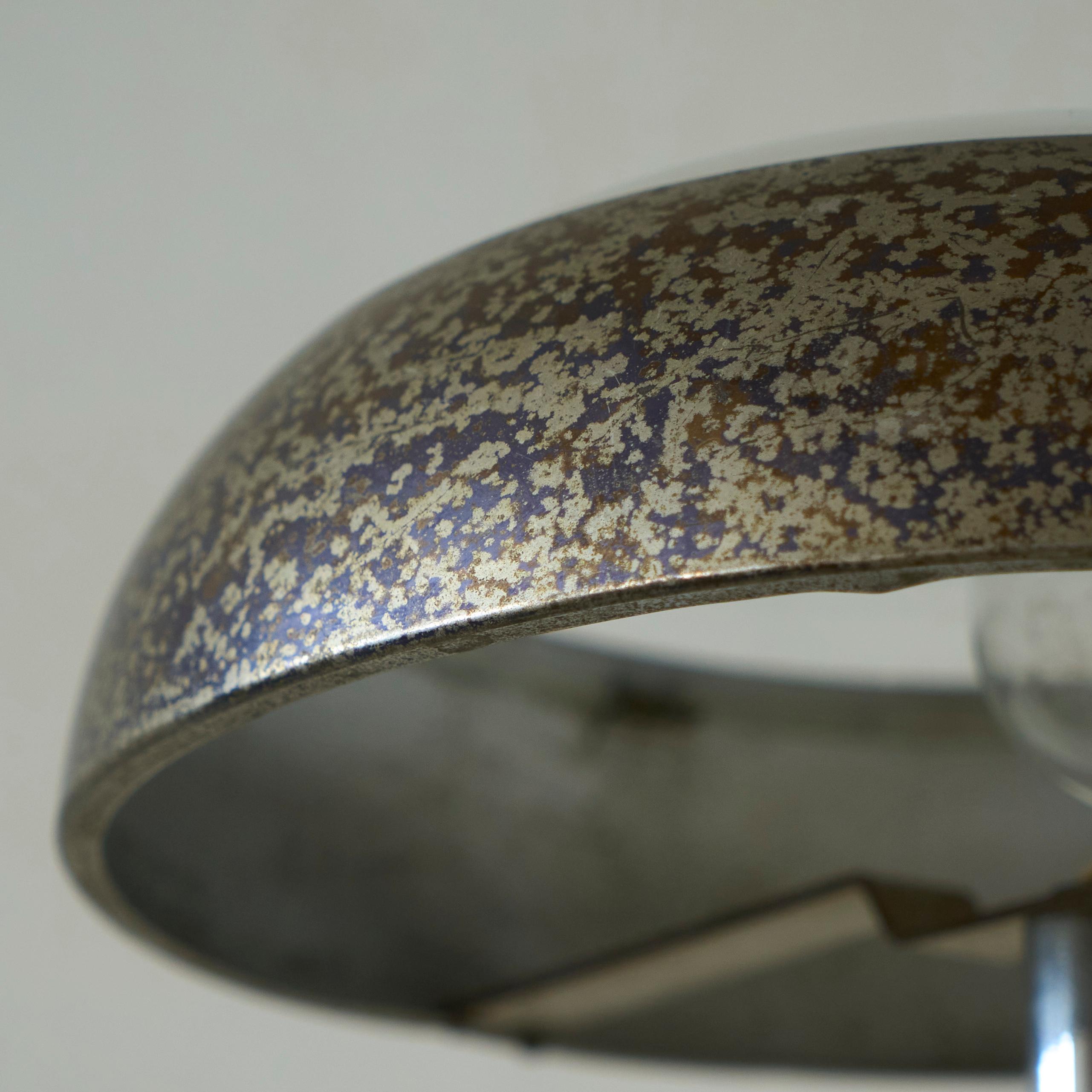 Lámpara de mesa estilo Bauhaus de plata patinada y cristal años 40 Hecho a mano en venta