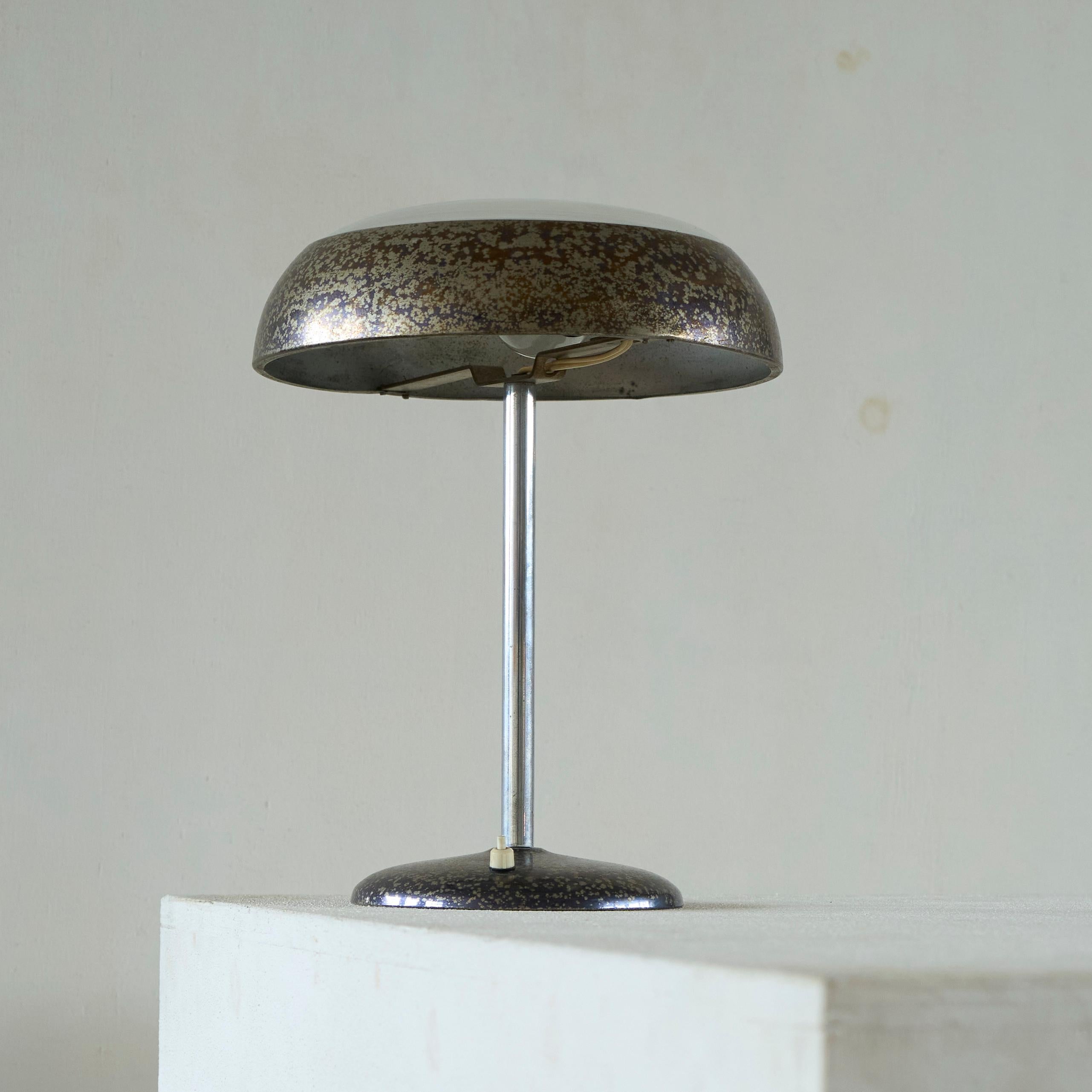 Lámpara de mesa estilo Bauhaus de plata patinada y cristal años 40 en Bueno estado para la venta en Tilburg, NL