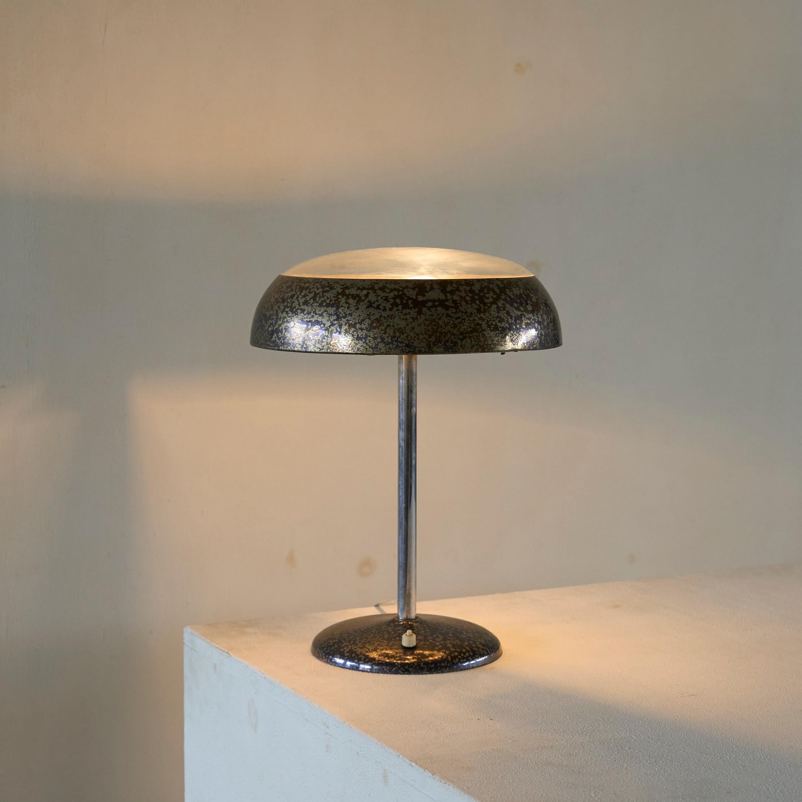 Lámpara de mesa estilo Bauhaus de plata patinada y cristal años 40 siglo XX en venta