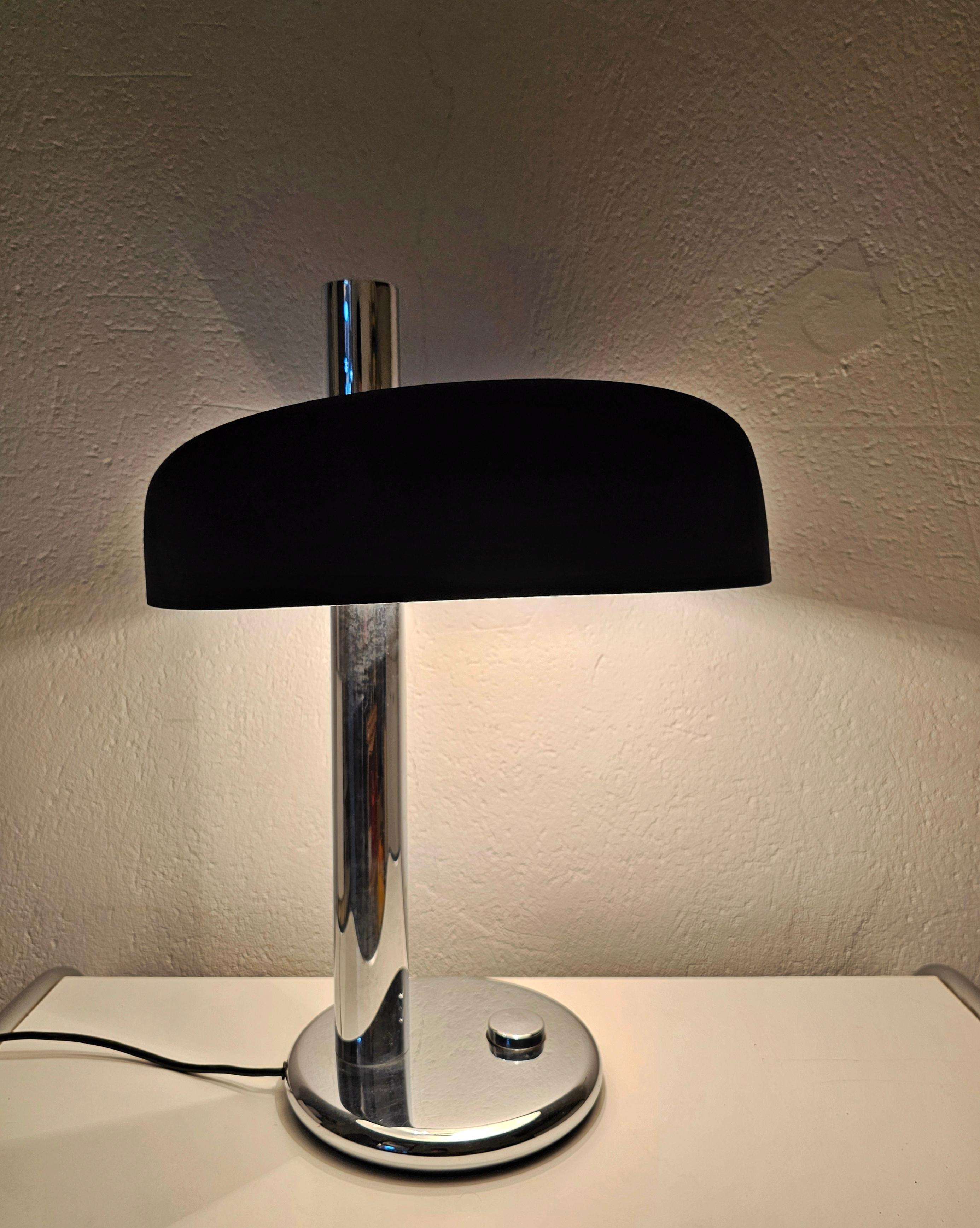 In this listing you will find a spectacular Bauhaus style table lamp Model 7603, which was designed by Heinz Pfaender for the German Manufacturer Hillebrand, which is known for the highest quality lights. It features mushroom shape, with chrome stem
