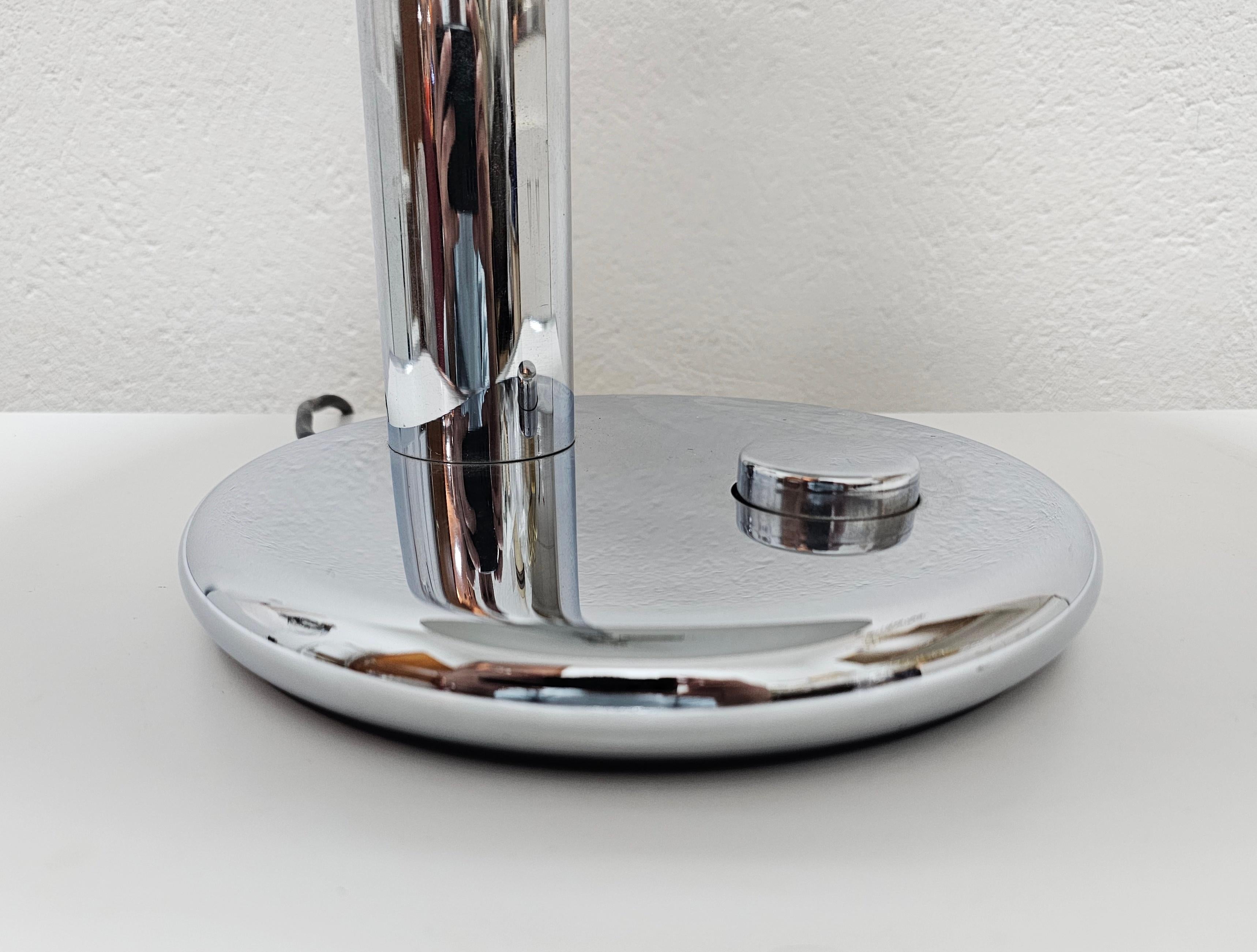 Milieu du XXe siècle Lampe de table de style Bauhaus modèle 7603 conçue par Heinz Pfaender pour Hillebrand  en vente
