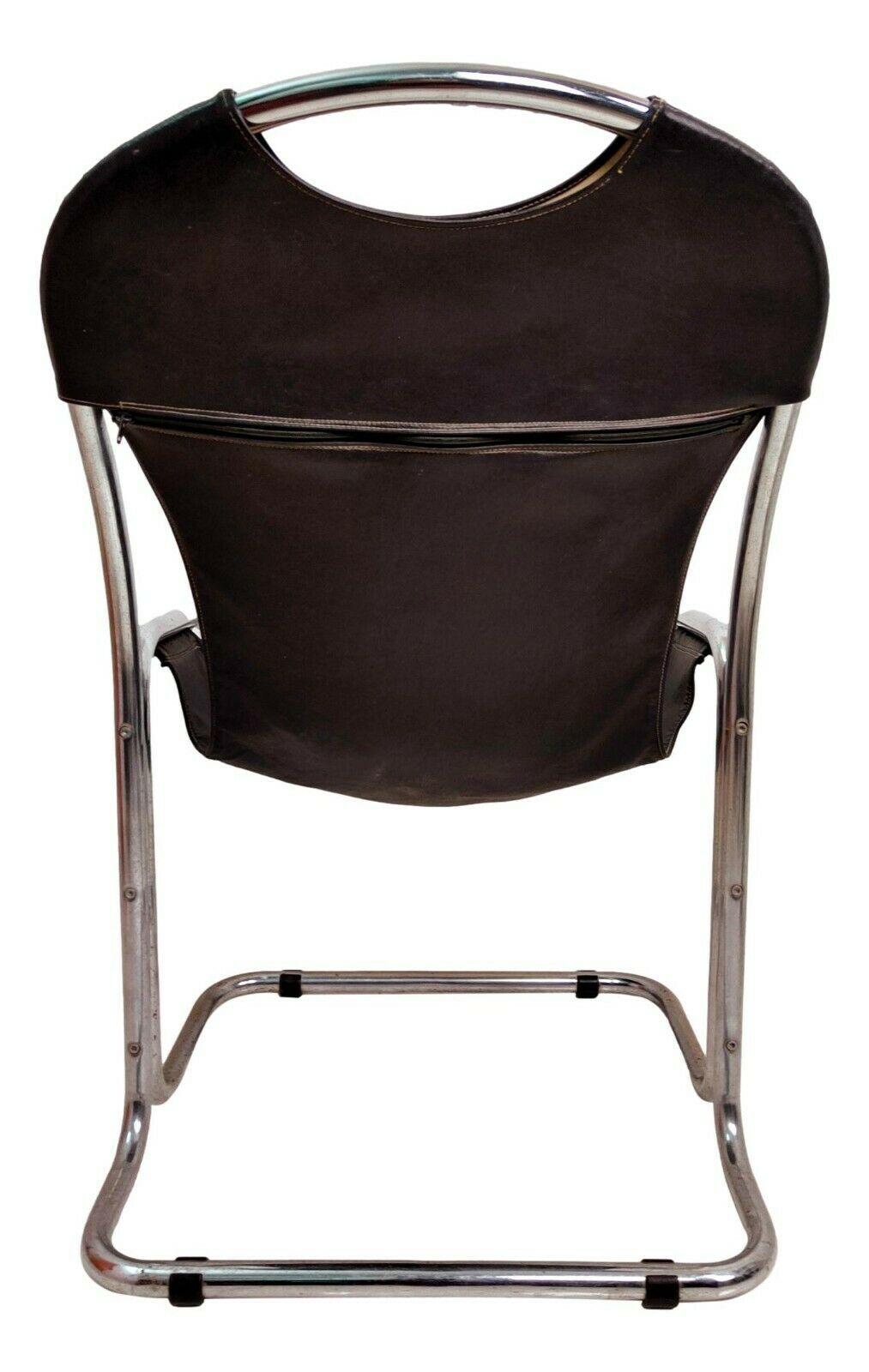 Chaise de collection design, clairement inspirée par le Bauhaus, fabriquée en tube de métal chromé, revêtement simple feuille en éco-cuir noir

Il mesure 90 cm de hauteur, 56 cm de largeur et 56 cm de profondeur

En très bon état, comme le