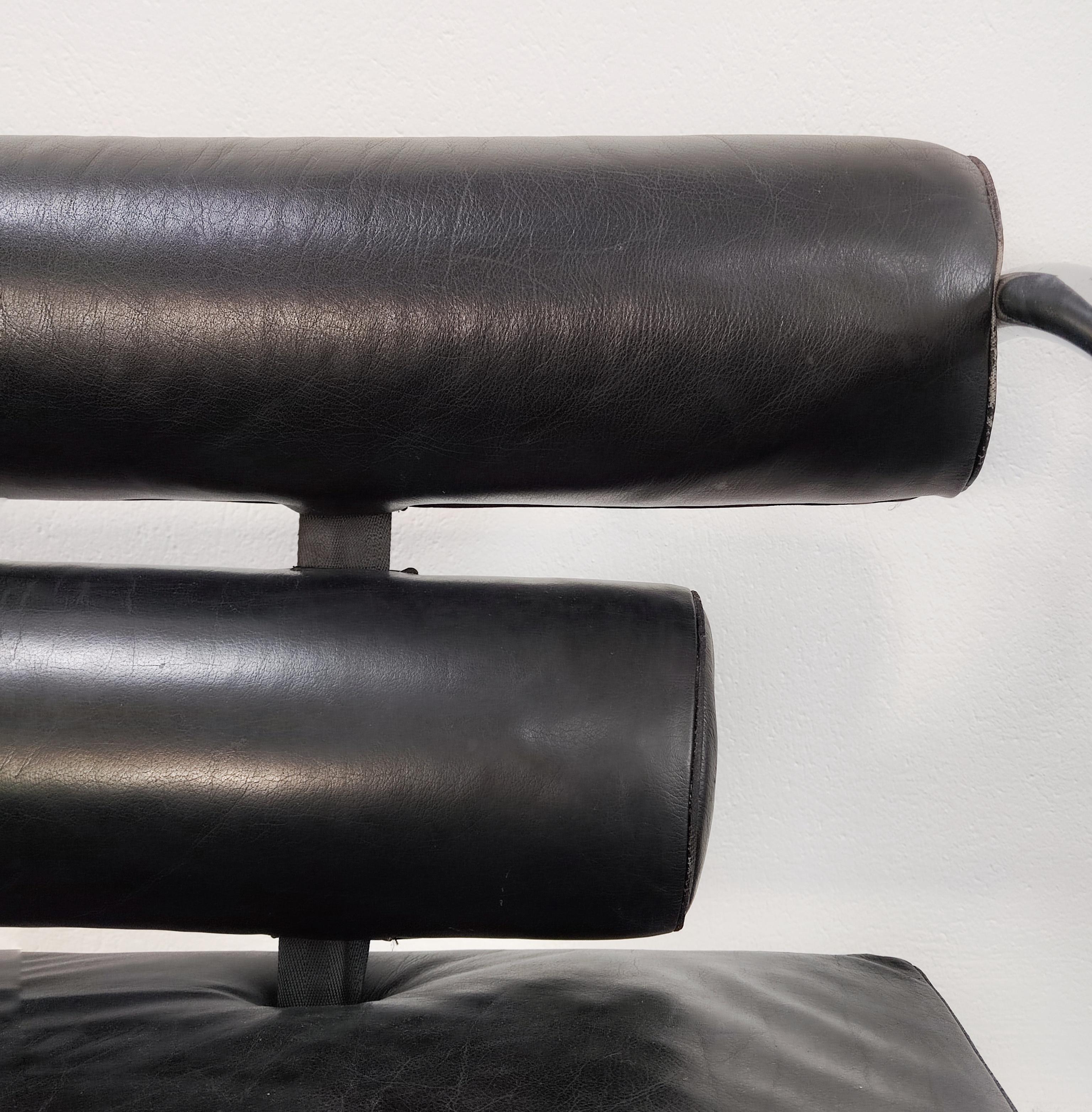 Bauhaus Style Two-Seater Leather Sofa, Switzerland 1970s For Sale 6