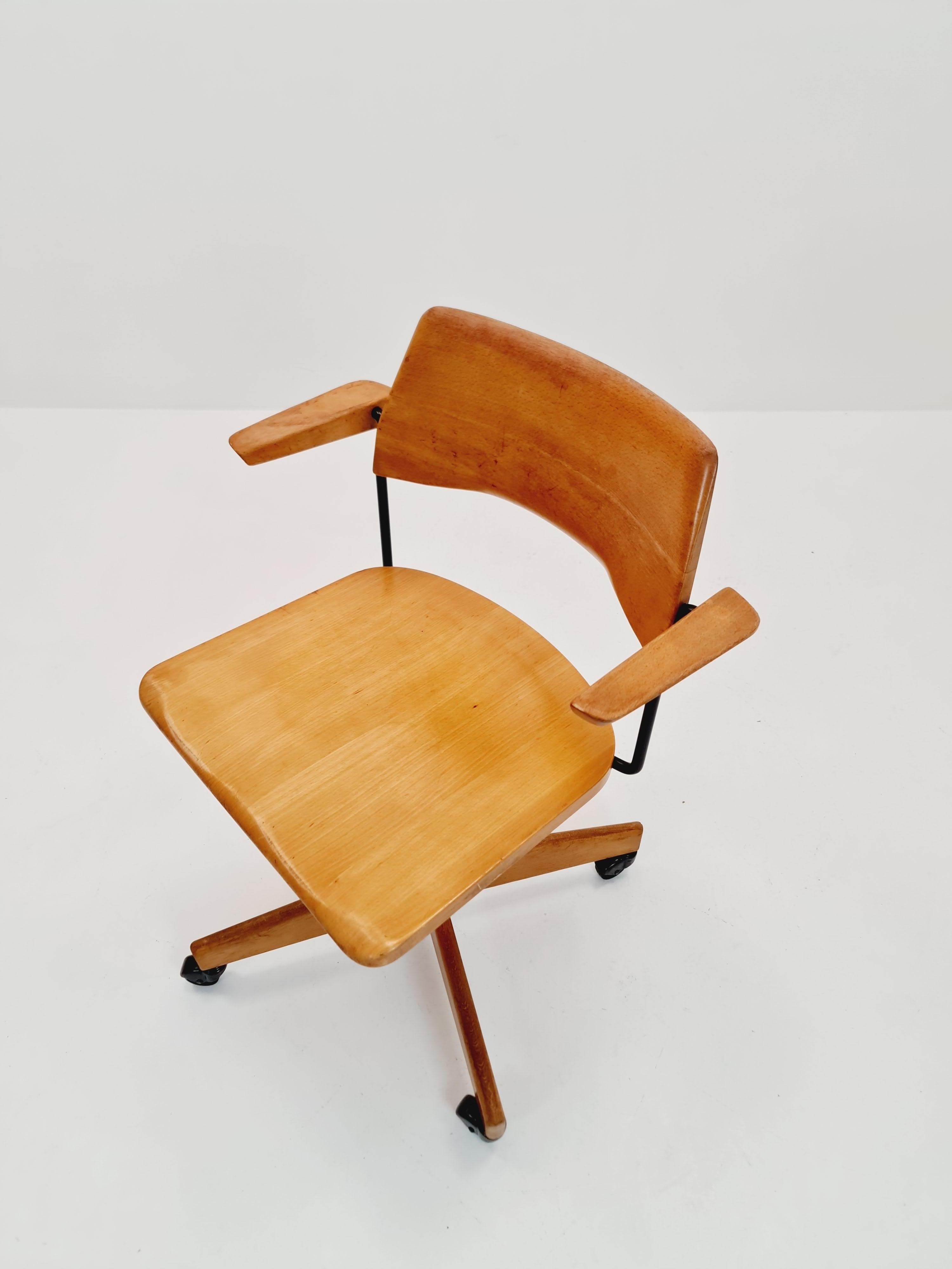 Bauhaus Chair office Armchair in solid wood By Giroflex Stoll 1930s

The chair is in good condition

Measurements:

Height : 76   cm------ 88
Width: 46   cm
Depth: 43   cm
Height to the seat: 40-----52  cm