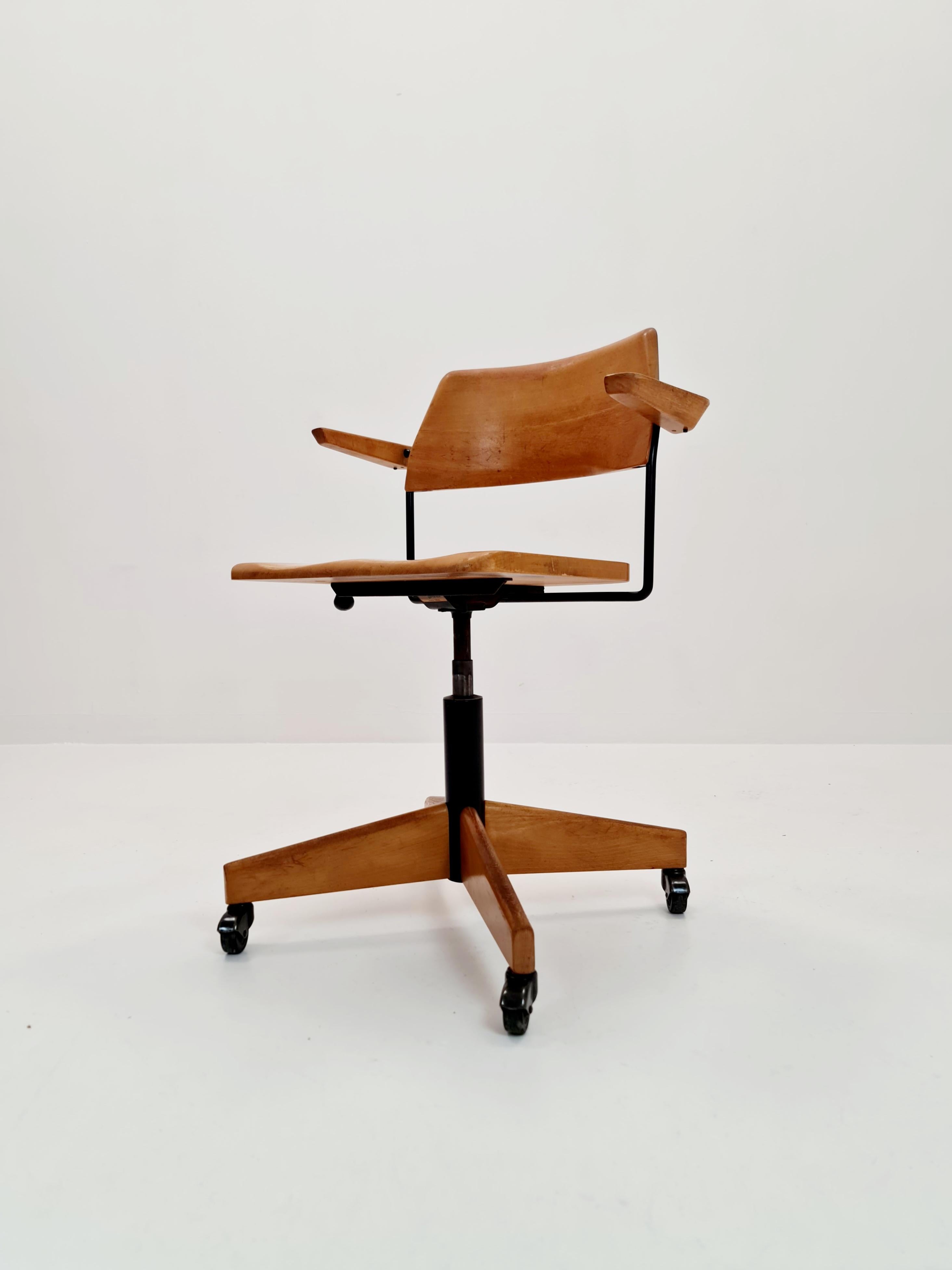 Mid-Century Modern Bauhaus swivel office Armchair in solid wood By stollgiroflex  1930s For Sale