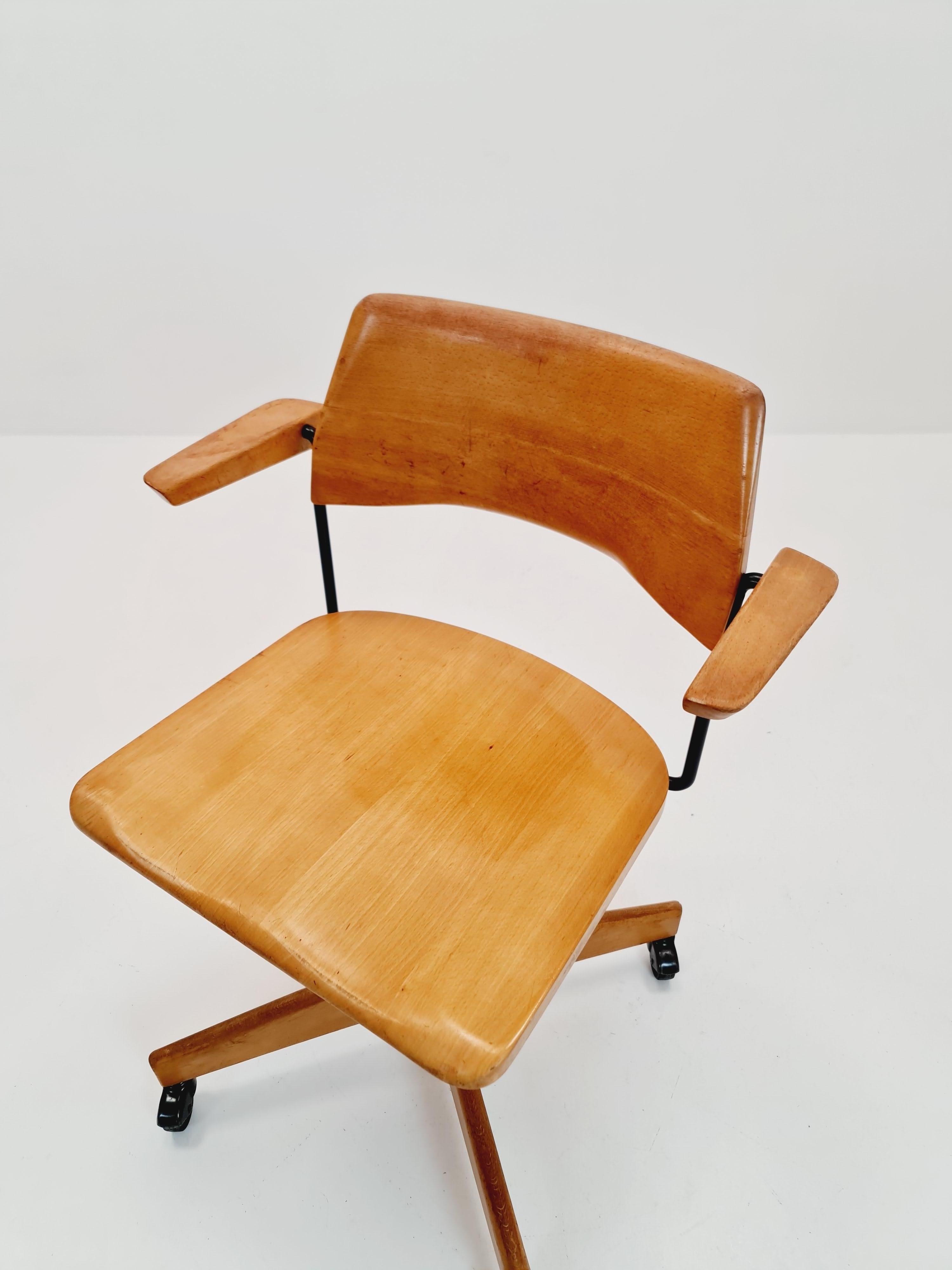 German Bauhaus swivel office Armchair in solid wood By stollgiroflex  1930s For Sale