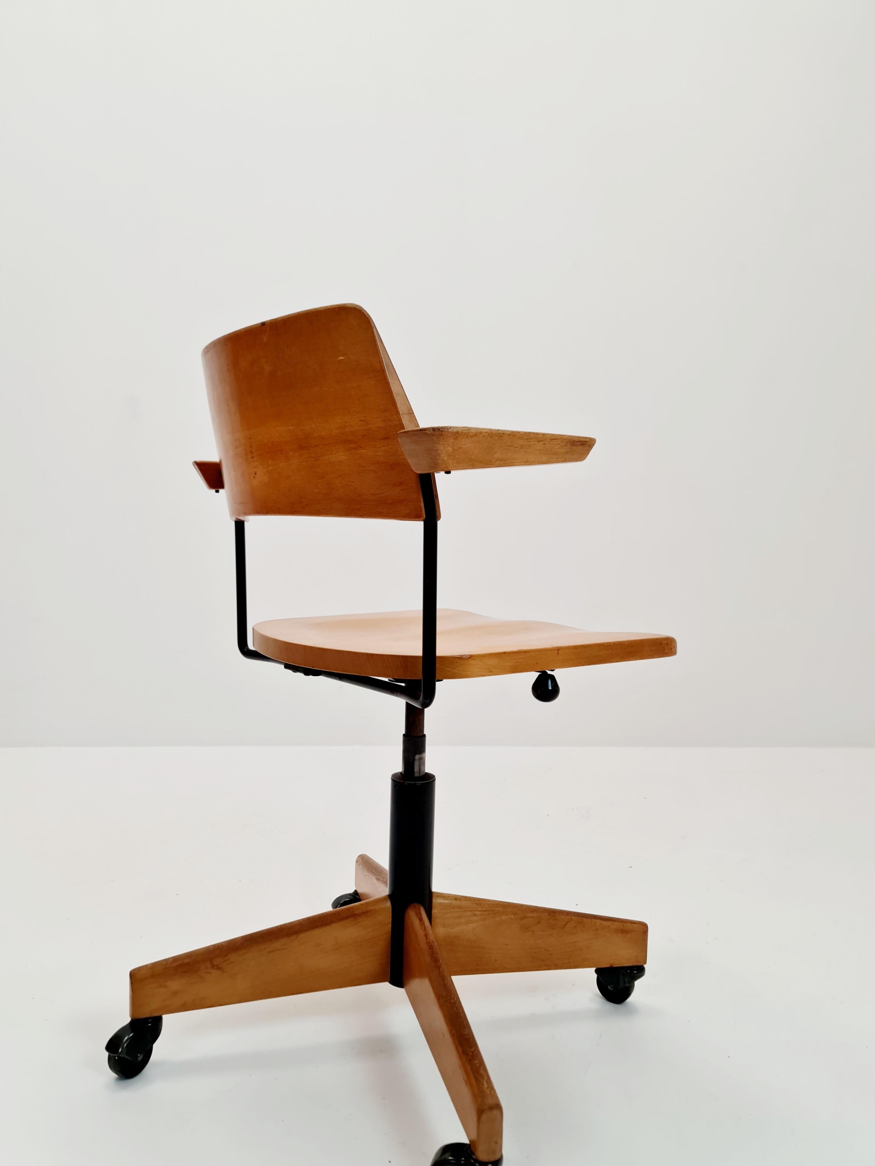 Bauhaus swivel office Armchair in solid wood By stollgiroflex  1930s In Good Condition For Sale In Gaggenau, DE
