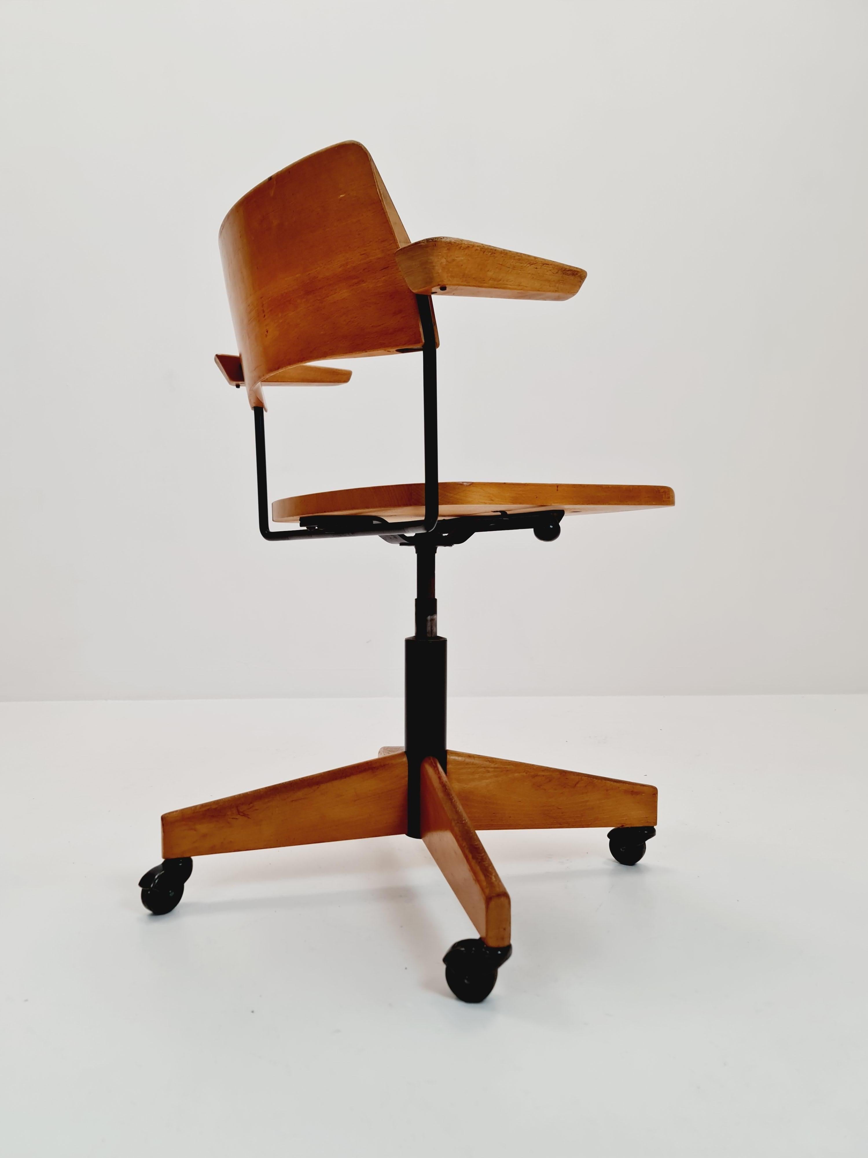 Mid-20th Century Bauhaus swivel office Armchair in solid wood By stollgiroflex  1930s For Sale