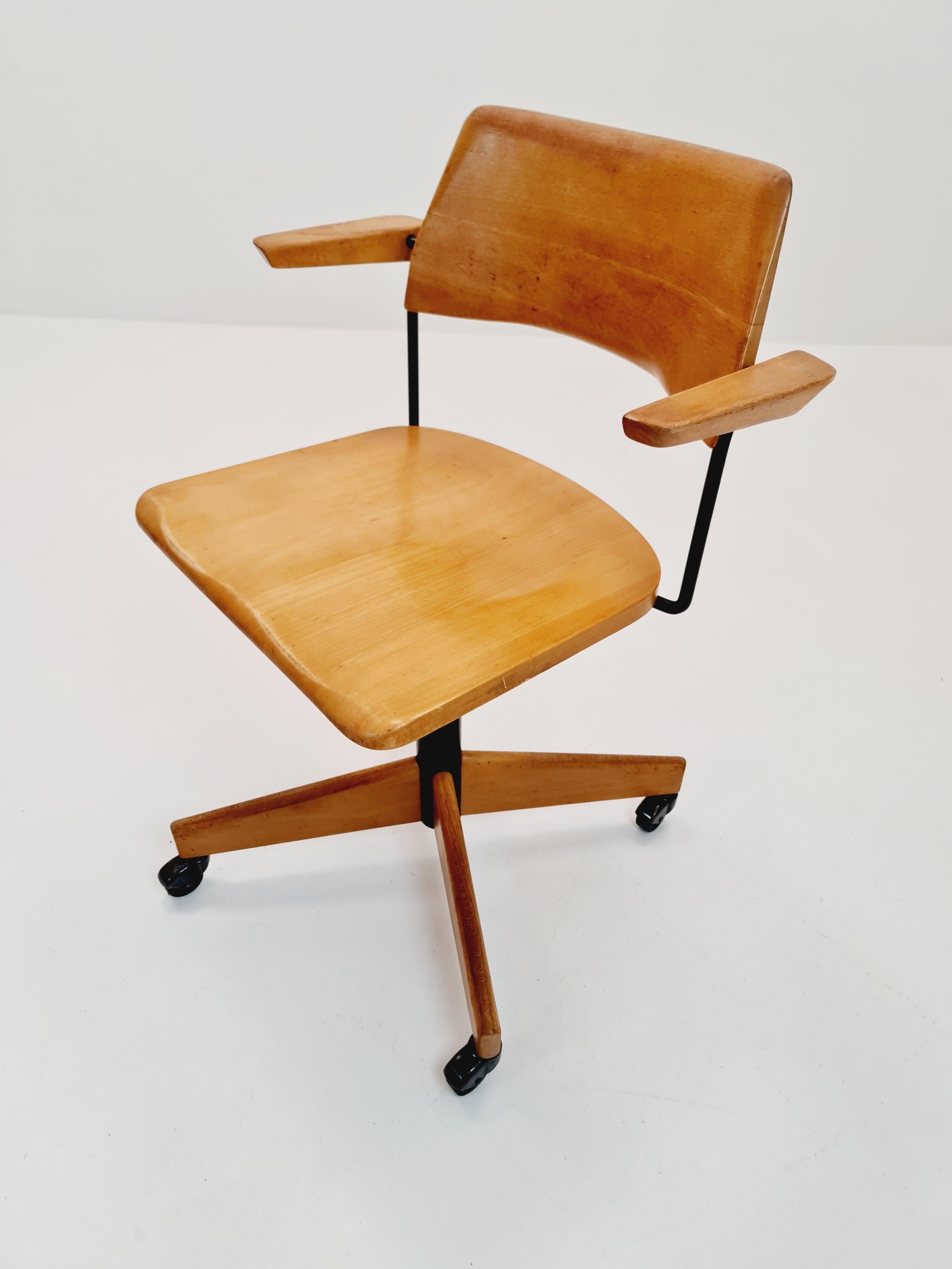 Bauhaus swivel office Armchair in solid wood By stollgiroflex  1930s For Sale 1