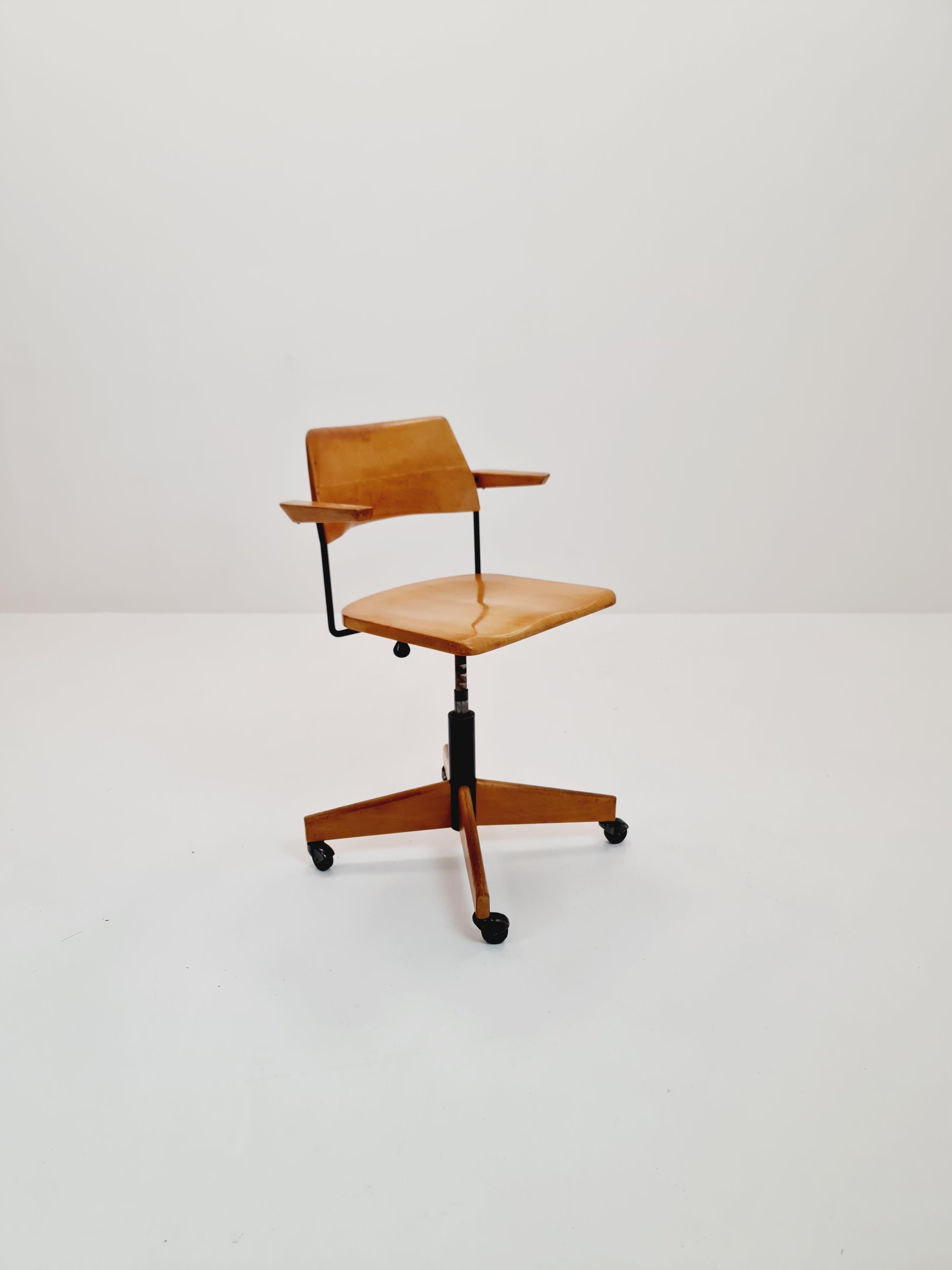 Bauhaus swivel office Armchair in solid wood By stollgiroflex  1930s For Sale 2
