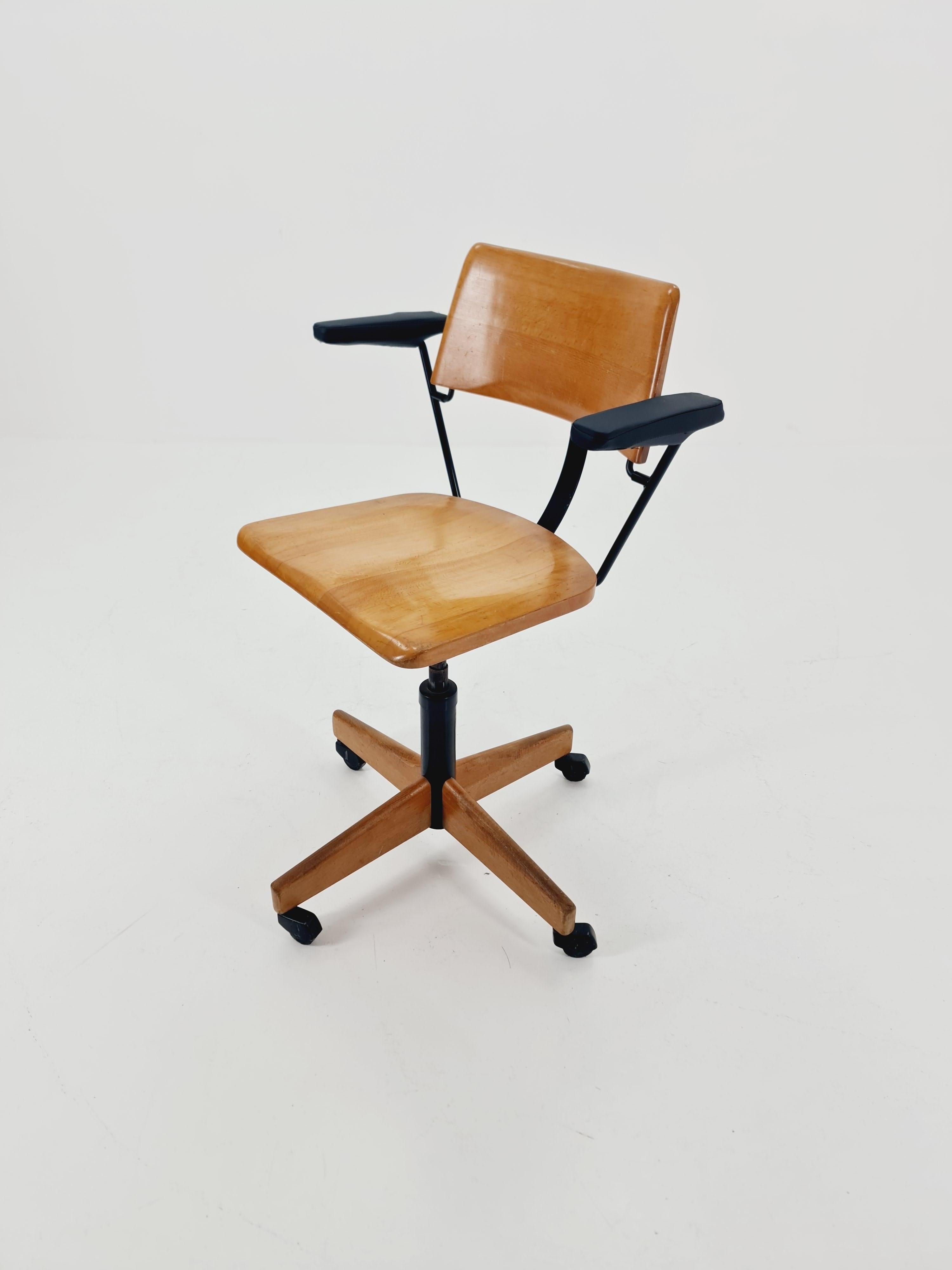 Bauhaus swivel office Armchair in solid wood By stollgiroflex  1960s For Sale 3