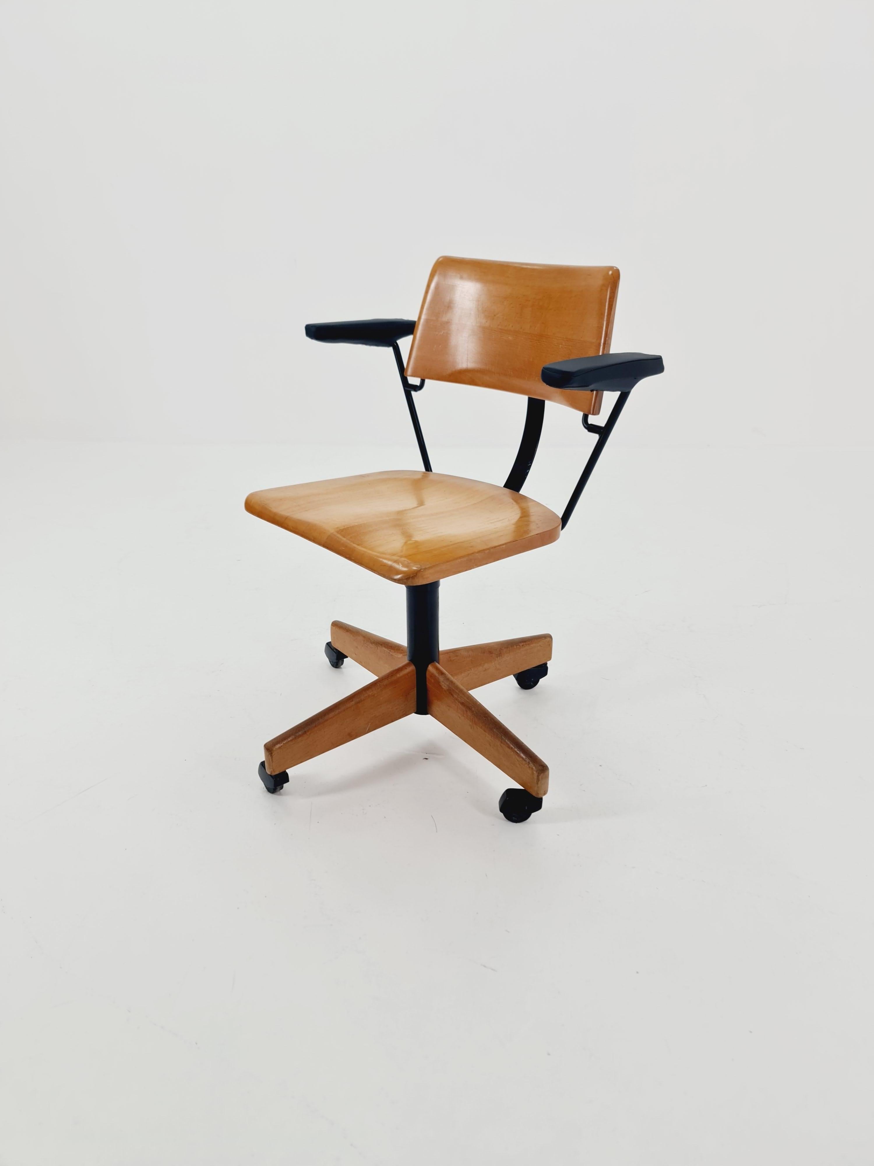Bauhaus swivel office Armchair in solid wood By stollgiroflex  1960s For Sale 4