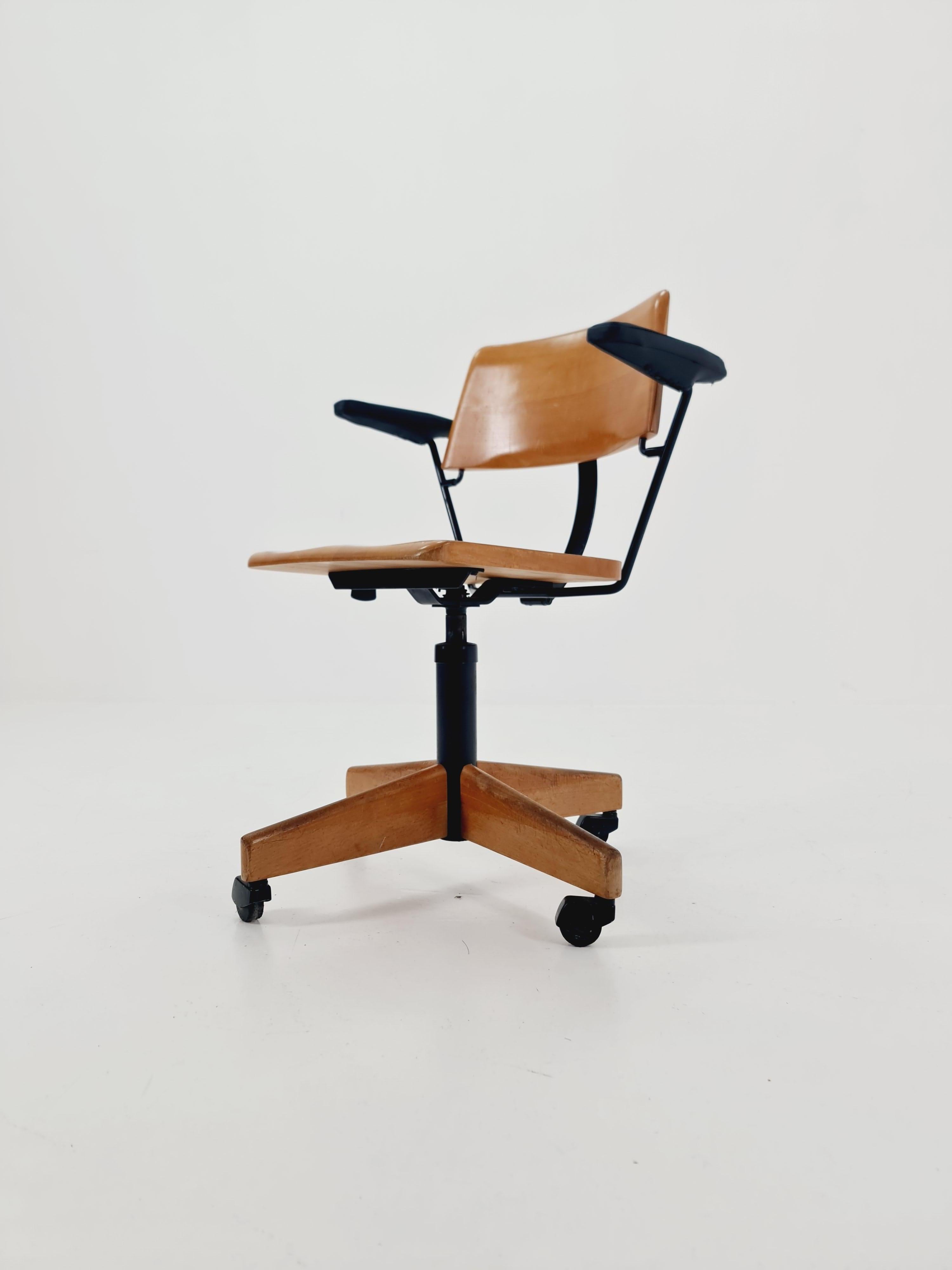 Bauhaus swivel office Armchair in solid wood By stollgiroflex  1960s For Sale 5
