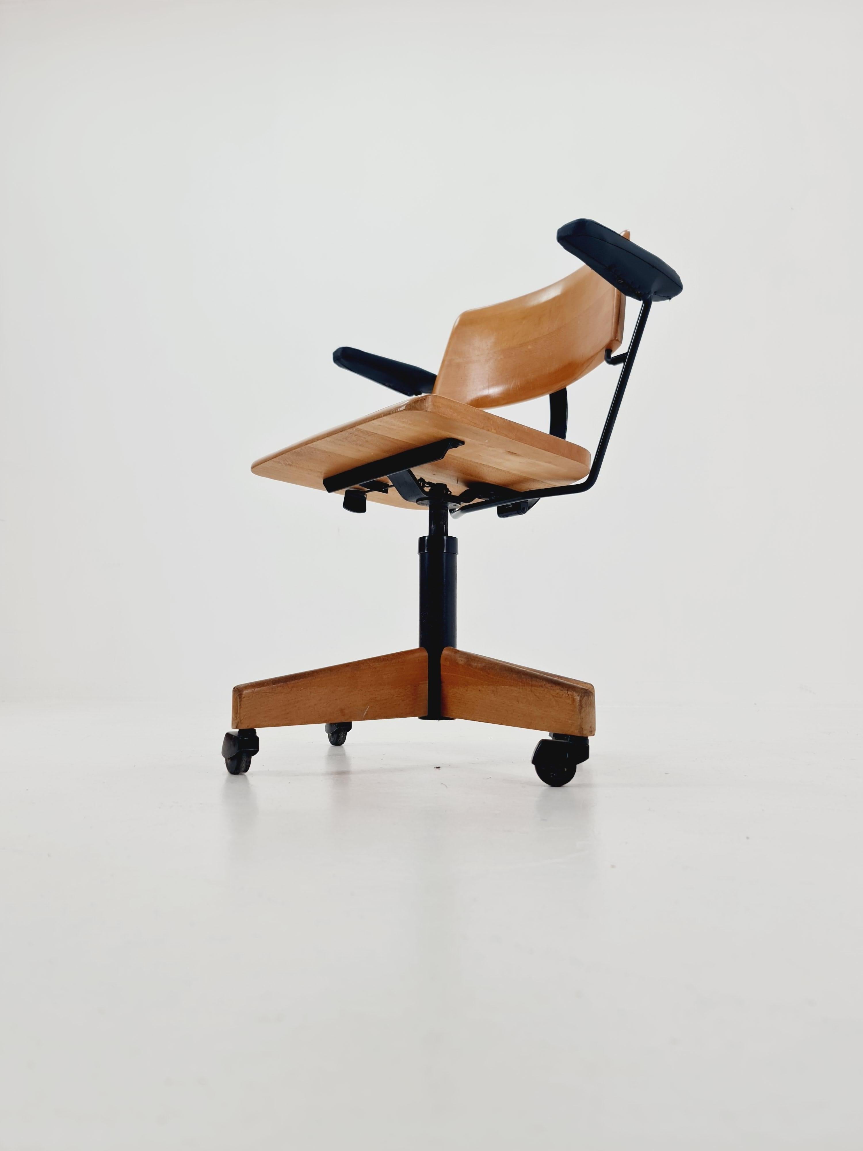 Bauhaus swivel office Armchair in solid wood By stollgiroflex  1960s For Sale 6