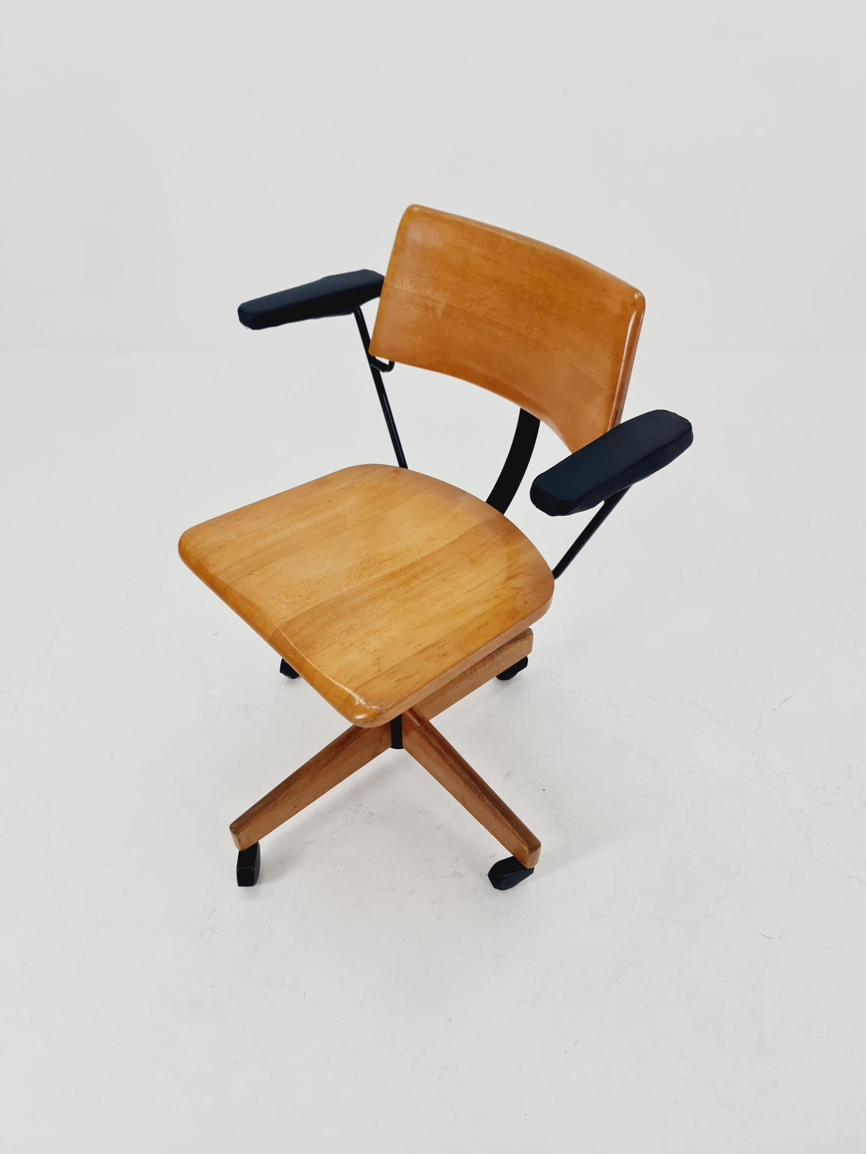 Bauhaus swivel office Armchair in solid wood By stollgiroflex  1960s

The chair is in good condition

Measurements:

Height : 76   cm------ 88
Width: 46   cm
Depth: 43   cm
Height to the seat: 40-----52  cm