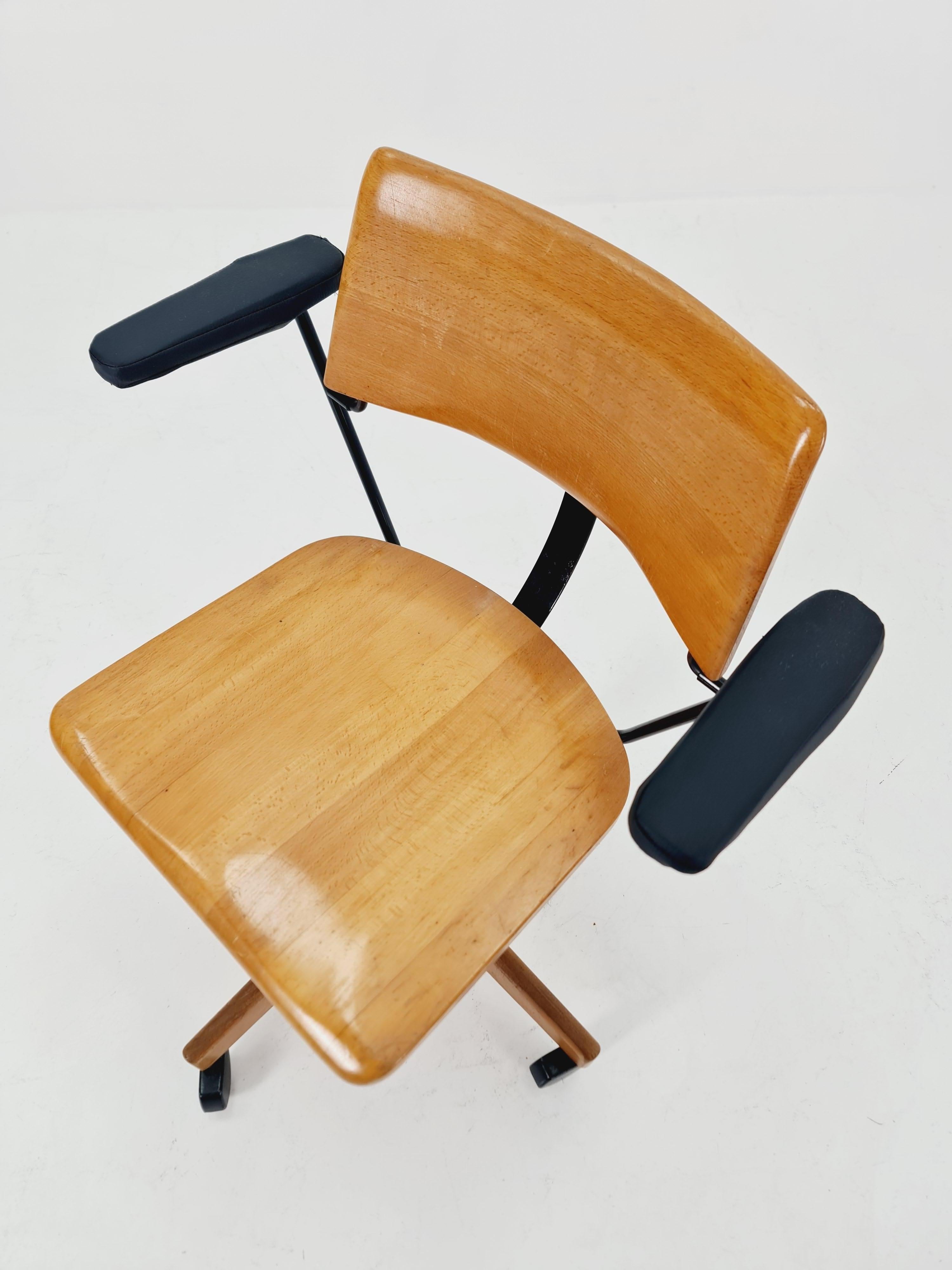 Mid-Century Modern Bauhaus swivel office Armchair in solid wood By stollgiroflex  1960s For Sale