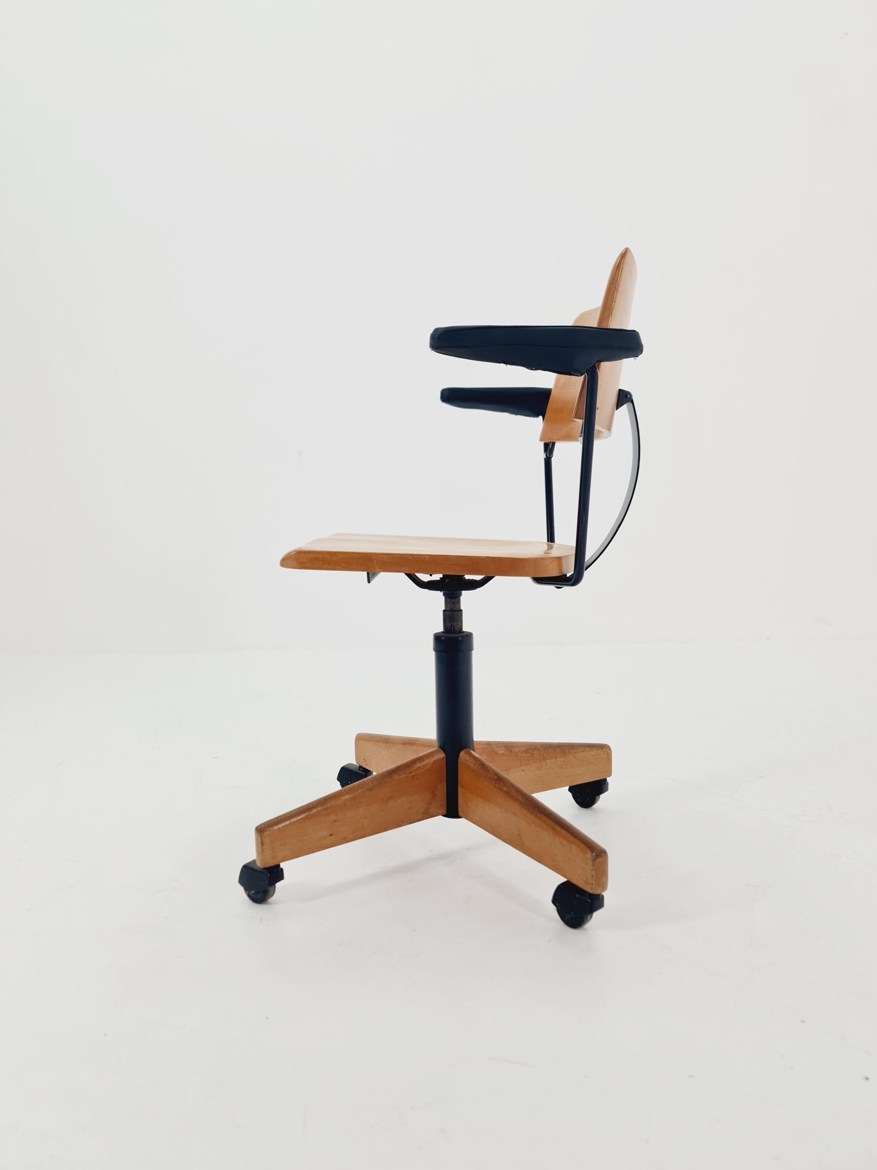Bauhaus swivel office Armchair in solid wood By stollgiroflex  1960s In Good Condition For Sale In Gaggenau, DE