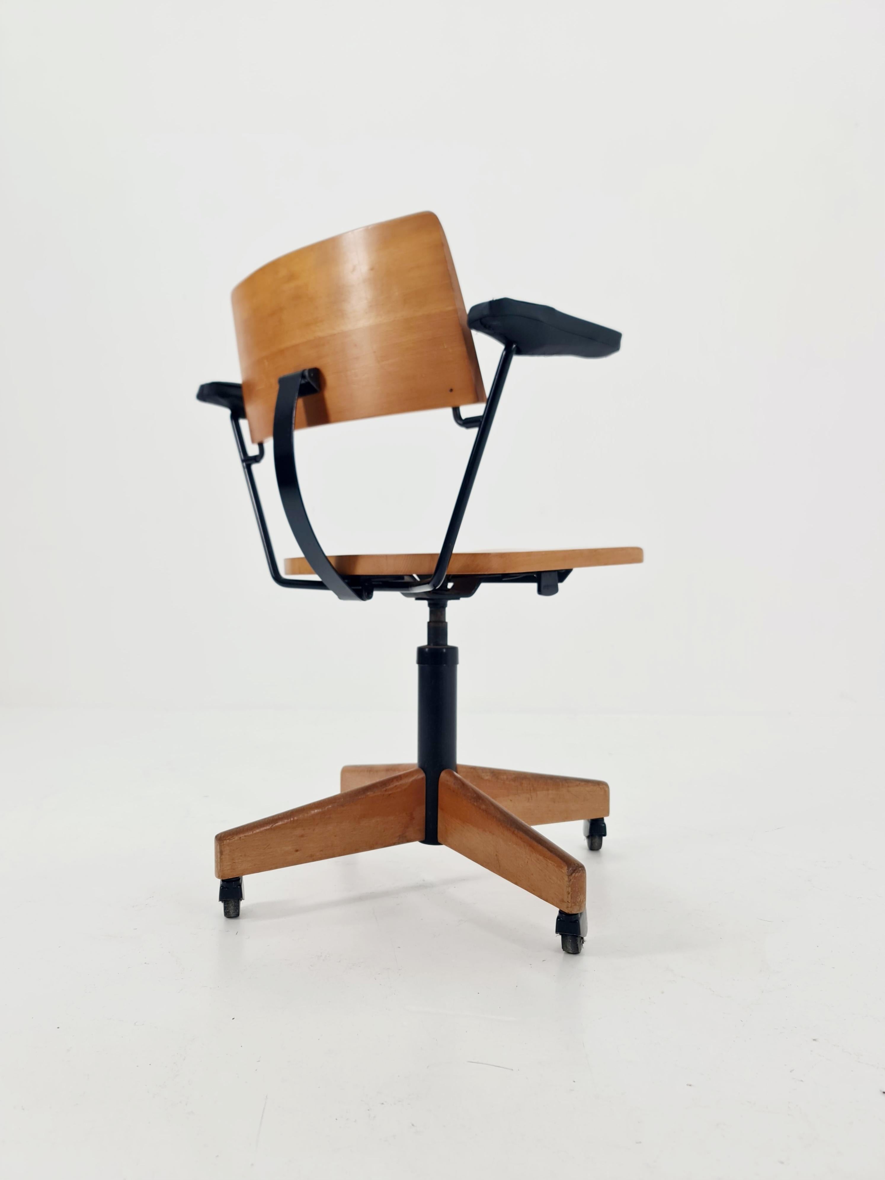 Mid-20th Century Bauhaus swivel office Armchair in solid wood By stollgiroflex  1960s For Sale