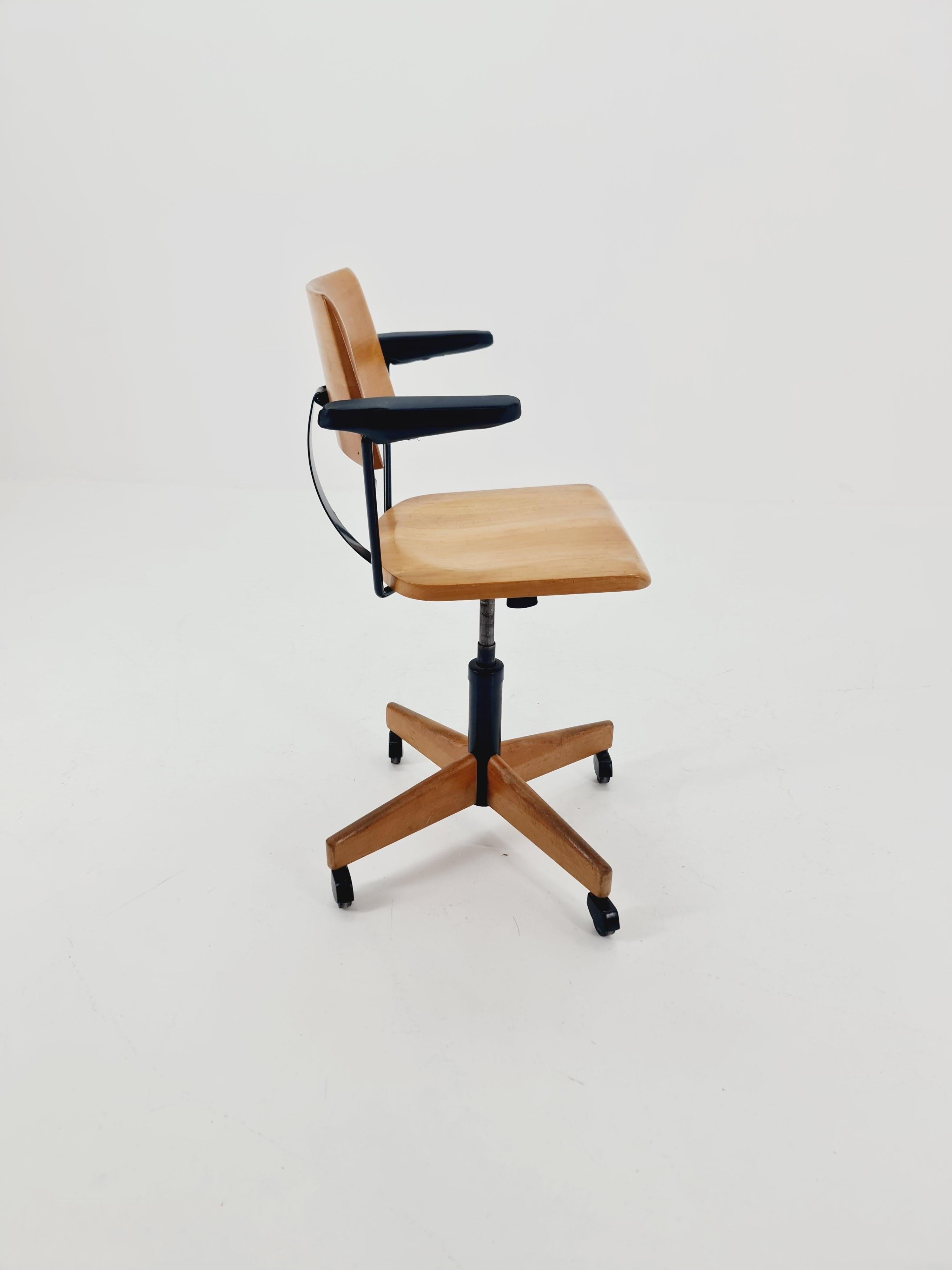 Bauhaus swivel office Armchair in solid wood By stollgiroflex  1960s For Sale 1