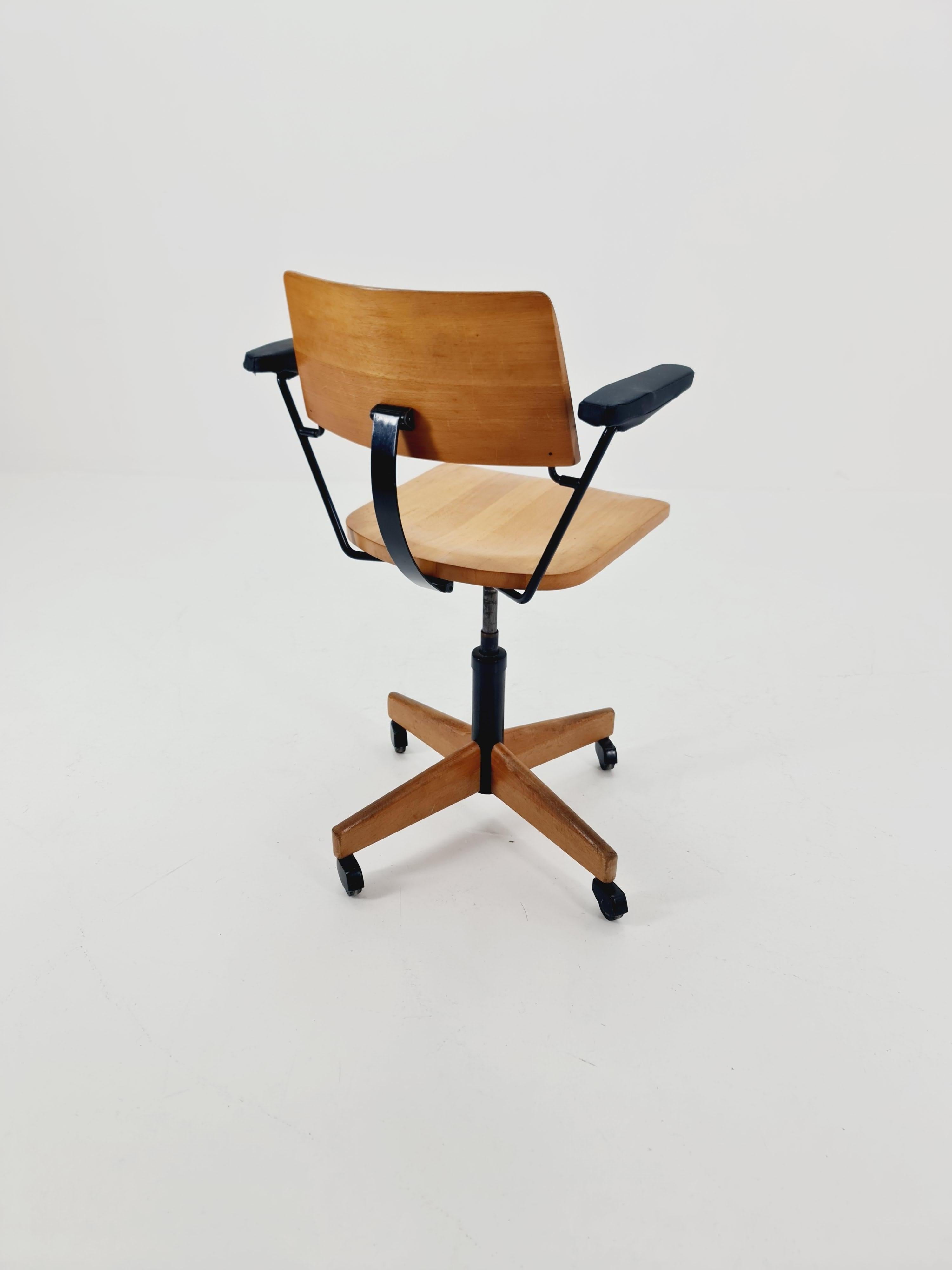 Bauhaus swivel office Armchair in solid wood By stollgiroflex  1960s For Sale 2