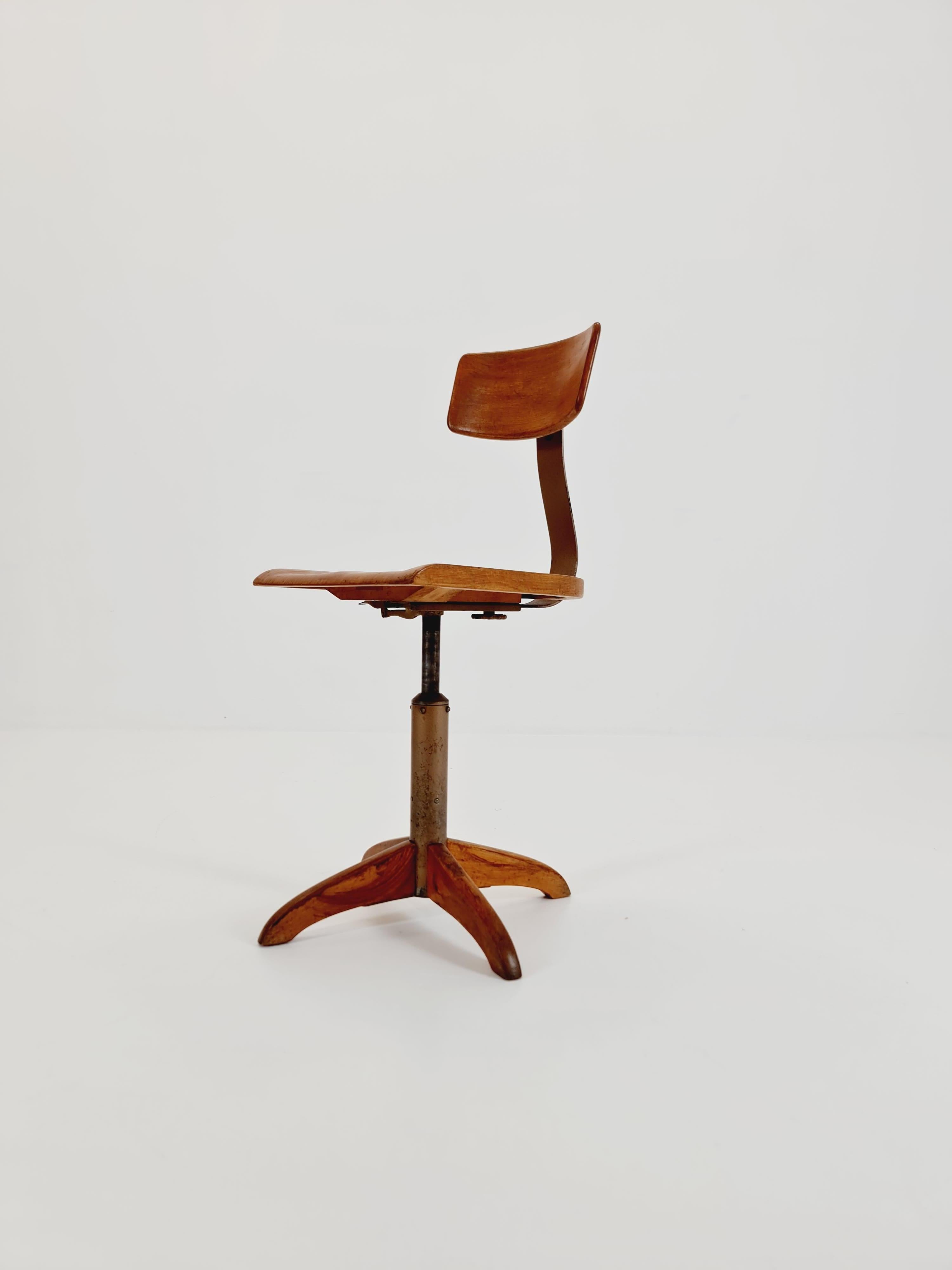 Bauhaus swivel office chair in solid wood By Ama Elastik Modell 364  ,1930s

The chair is in good condition

Measurements:

Height : 83   cm------ 91 
Width: 39    cm
Depth: 47    cm
Height to the seat: 43-----51   cm