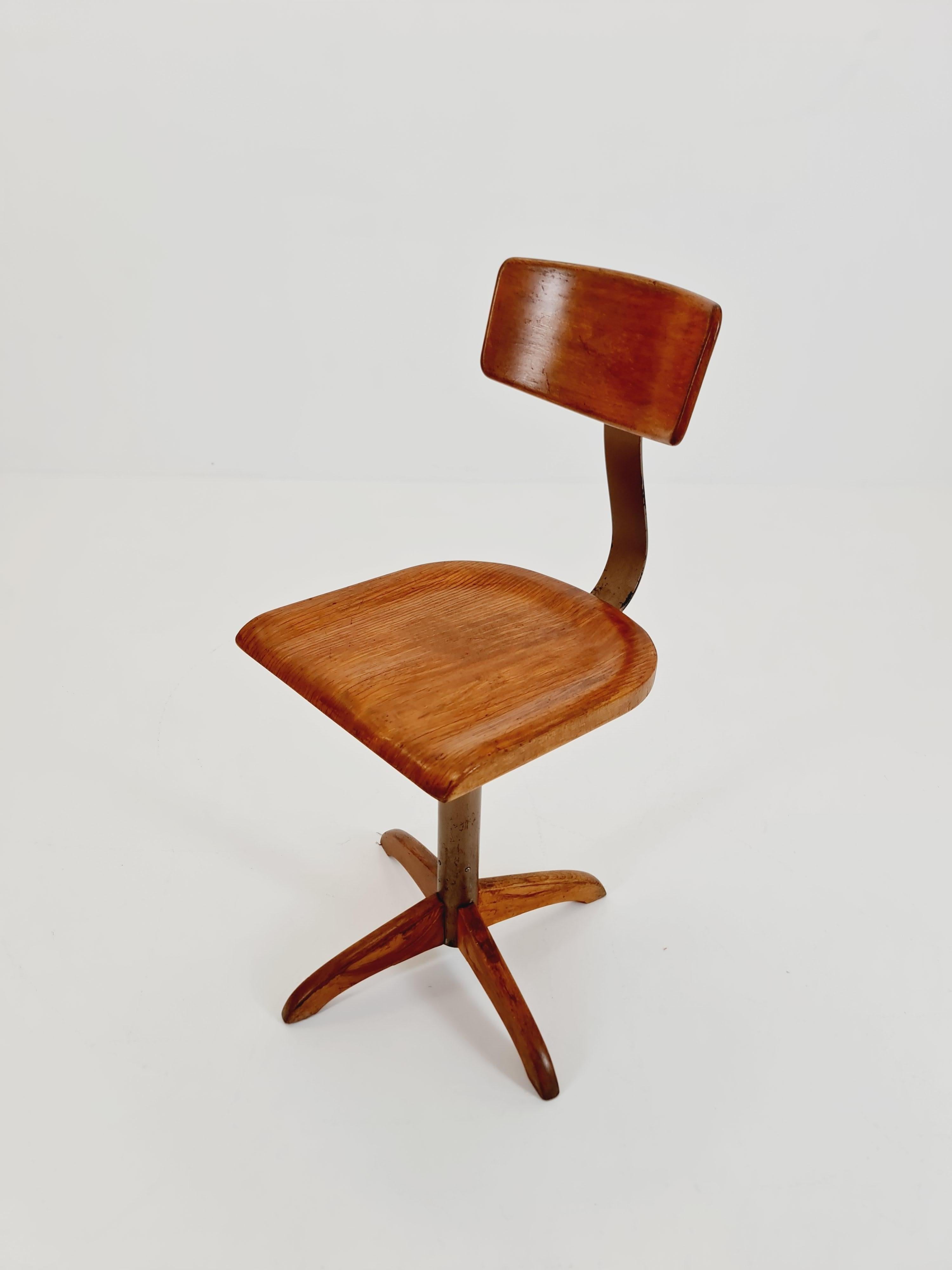 Mid-Century Modern Bauhaus swivel office chair in solid wood By Ama Elastik Modell 364, 1930s For Sale