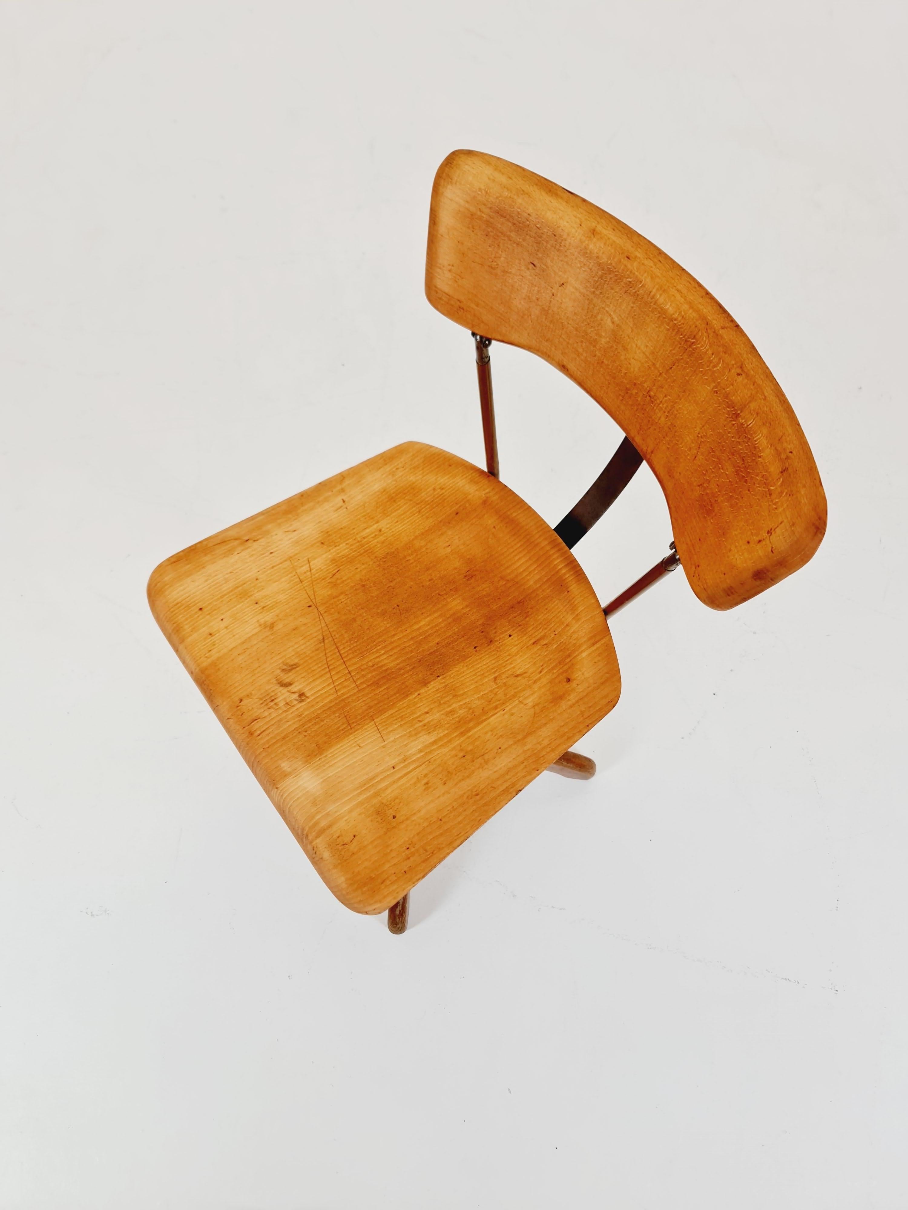 Silla de oficina giratoria Bauhaus de madera maciza Por Stoll Giroflex, años 50 en venta 4