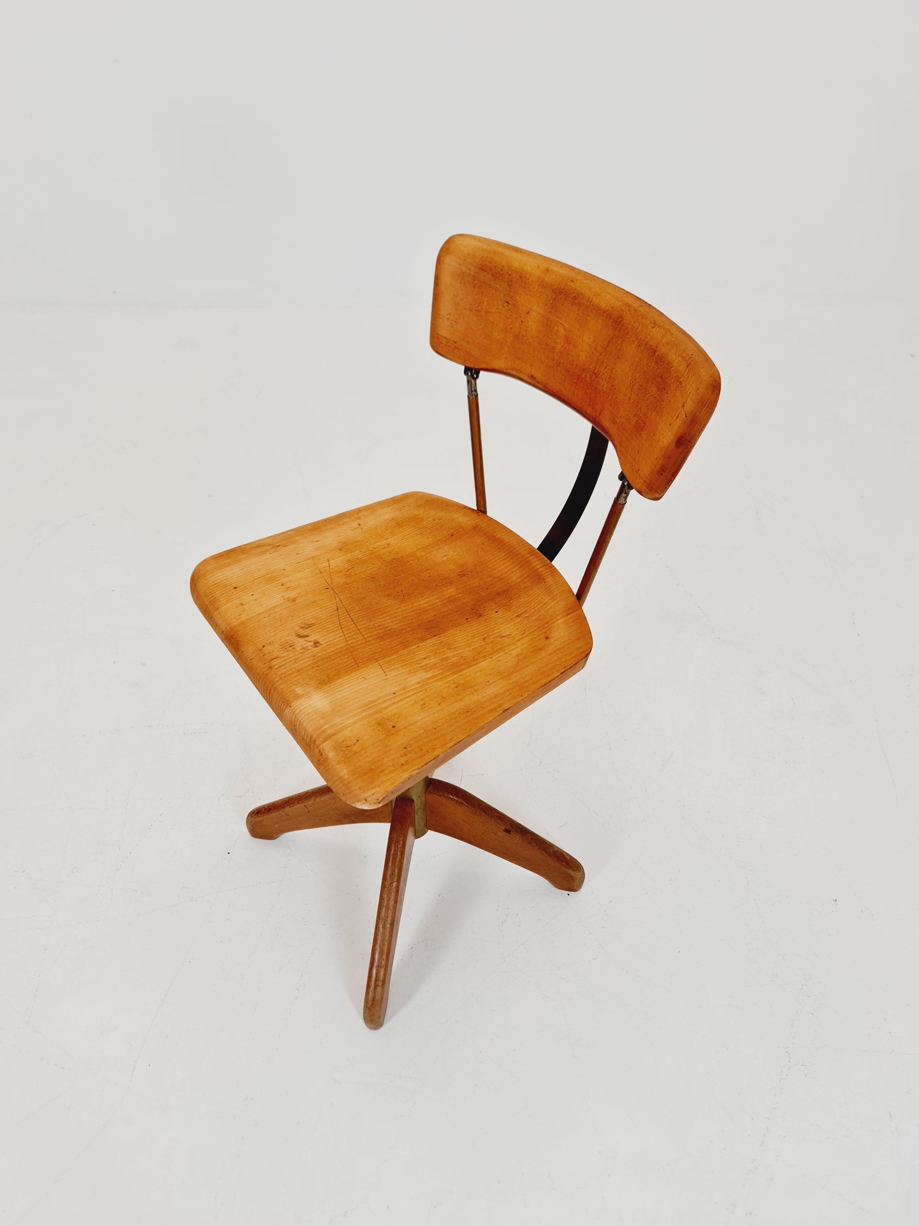 Silla de oficina giratoria Bauhaus de madera maciza By Stoll Giroflex  ,1950s

La silla está en buen estado

Medidas:

Altura : 75   cm------ 86 cm 
Anchura: 40    cm
Profundidad: 43    cm
Altura hasta el asiento: 43-----56   cm