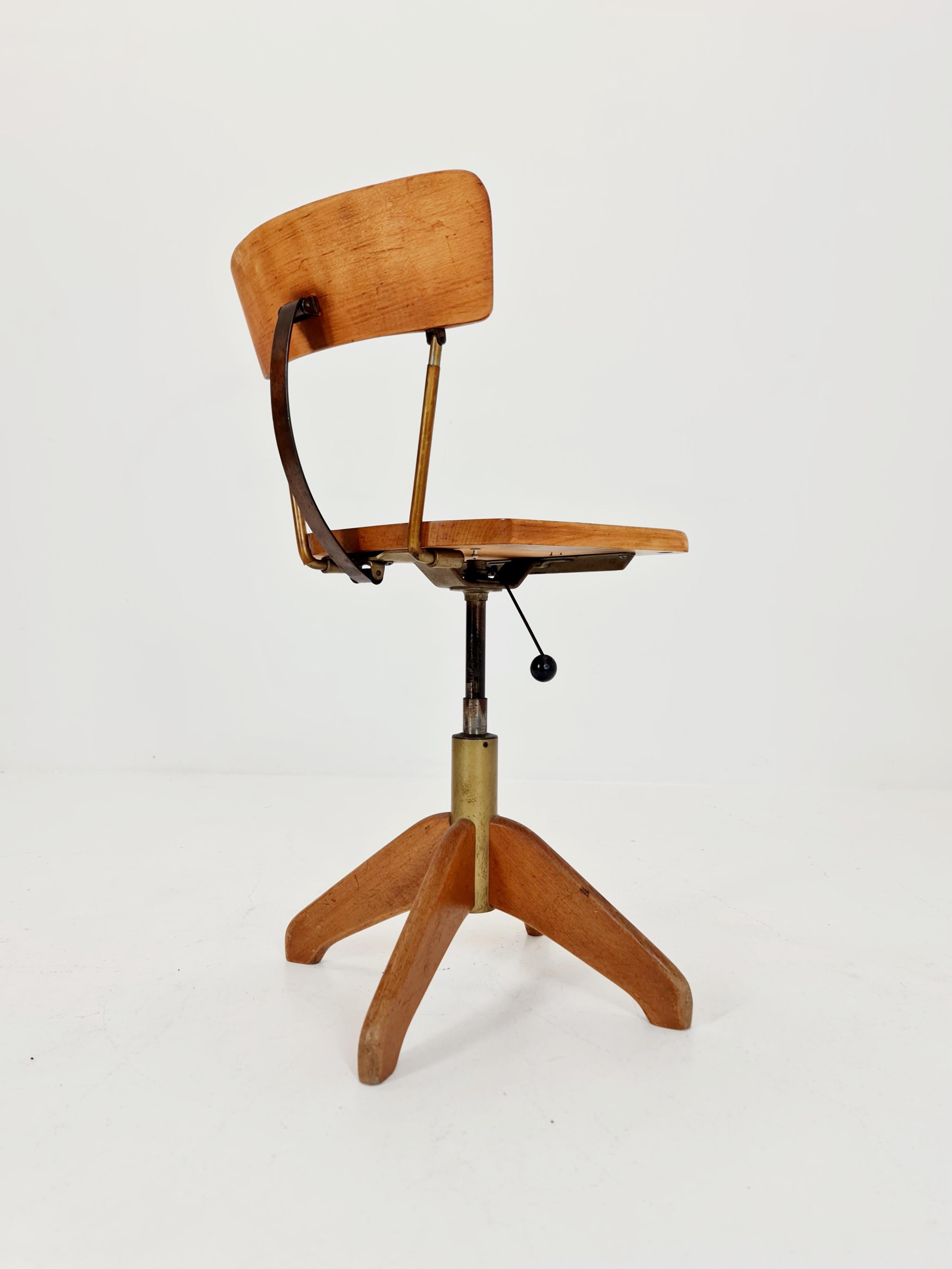 Silla de oficina giratoria Bauhaus de madera maciza Por Stoll Giroflex, años 50 Alemán en venta